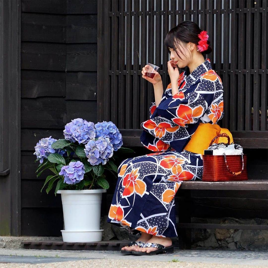 木曽漆器祭・奈良井宿場祭のインスタグラム：「本日より始まりました木曽漆器祭・奈良井宿場祭。 . 明日は、いよいよフォトコンテスト開催。今年から「インスタグラム投稿部門」を新設。 . 選ばれた8名の方には、3,000円の商品券を進呈します。 . #奈良井宿場祭 #きもの町歩き2019 ふたつのハッシュタグを付けて、ご参加くださいね。 . #木曽漆器祭 #奈良井宿場祭 #長野 #信州 #木曽路 #奈良井宿 #木曽漆器 #漆器 #漆器のある暮らし #和食器 #和食器好き #食器好きな人と繋がりたい #テーブルコーディネート #ていねいな暮らし #旅行好きな人と繋がりたい​ #着物 #フォトコンテスト #ポートレート #写真好きな人と繋がりたい​ #中山道 #和風 #旅 #木曽 #日本遺産 #伝統工芸 #着物コーデ」