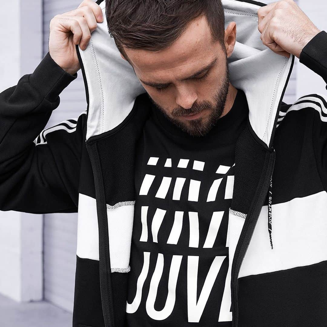 ユヴェントスFCさんのインスタグラム写真 - (ユヴェントスFCInstagram)「From the stadium to the streets. ⚫⚪ Our 19/20 culture wear collection is available now!  #ForzaJuve #DareToCreate」6月7日 17時49分 - juventus