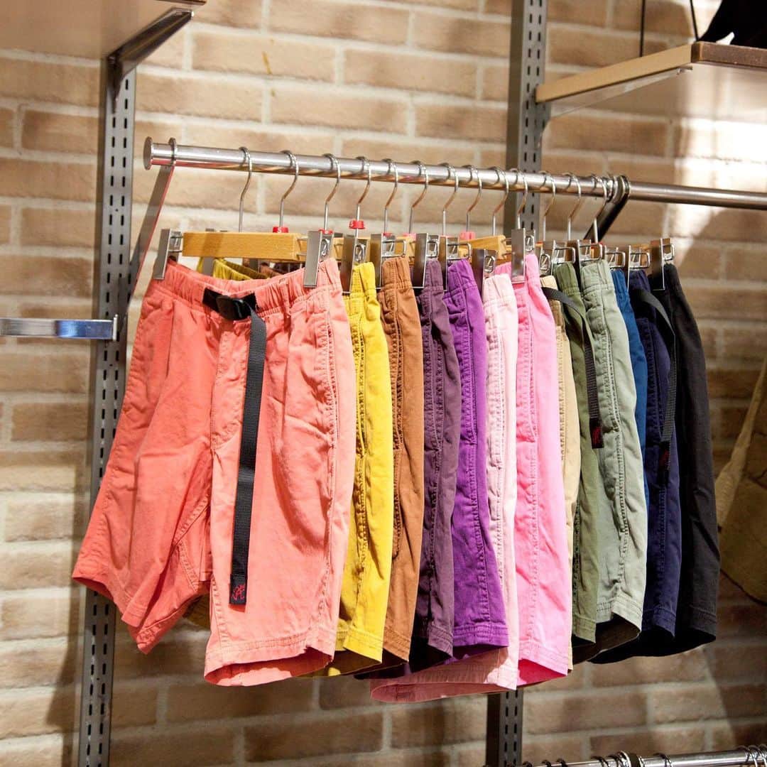 のインスタグラム：「夏の定番、GramicciのNN-SHORTS。 スッキリ細身なシルエットながらも快適な履き心地。 カラーバリエーション豊富で、様々なコーディネートに大活躍します。 【5,6F/OSHMAN’S】 Gramicci NN-SHORTS：￥7,800+tax ・・・ A summer classic, NN-SHORTS by Gramicci. Having a slim silhoette, it still feels nice and comfortable to wear. Available in many colors, you can enjoy various mix-an-match with these shorts. 【5,6F/OSHMAN’S】 Gramicci NN-SHORTS：￥7,800+tax ・・・ 夏季經典，由Gramicci設計的NN-SHORTS。 穿著纖細的側影，穿起來仍然感覺很舒適。 有多種顏色可供選擇，您可以與這些短褲搭配各種混搭搭配。 【5,6F/OSHMAN’S】 Gramicci NN-SHORTS：￥7,800+tax ・・・ 올 여름의 기본 소장아이템, Gramicci의 NN-SHORTS. 깔끔한 실루엣이면서도 편안한 착용감. 컬러 바리에이션 풍부하고, 여러 코디에 활용할수있습니다. 【5,6F/OSHMAN’S】 Gramicci NN-SHORTS：￥7,800+tax ------------------ 【Shop List】 ▼B1 ・GAP KIDS baby ▼1F ・GAP ▼2F ・agete ・BAREFOOT DREAMS ・NOJESS ・Soaptopia ▼3F ・CAMPER ・Flying Tiger Copenhagen ・LOVELESS Sunny Side Floor ・nano・universe ▼4F ・BEAUTY&YOUTH UNITED ARROWS ・NEW ERA® ・SHIPS ▼5,6F ・OSHMAN’S ▼7-10F ・TOWER RECORDS ------------------ #Flags #フラッグス #ShinjukuFlags #新宿フラッグス #Shinjuku #新宿 #買い物 #ショッピング #グラミチ　#gramicci #NNSHORTS #プレゼント #お買い物記録 #買ったもの #逛街 #禮物 #買買買 #日本旅遊 #日本時裝 #shopping #shoppingmall #departmentstore #present #japantravel #japanfashion #tokyotravel #도쿄 #일본 #패션스타그램 #옷스타그램」