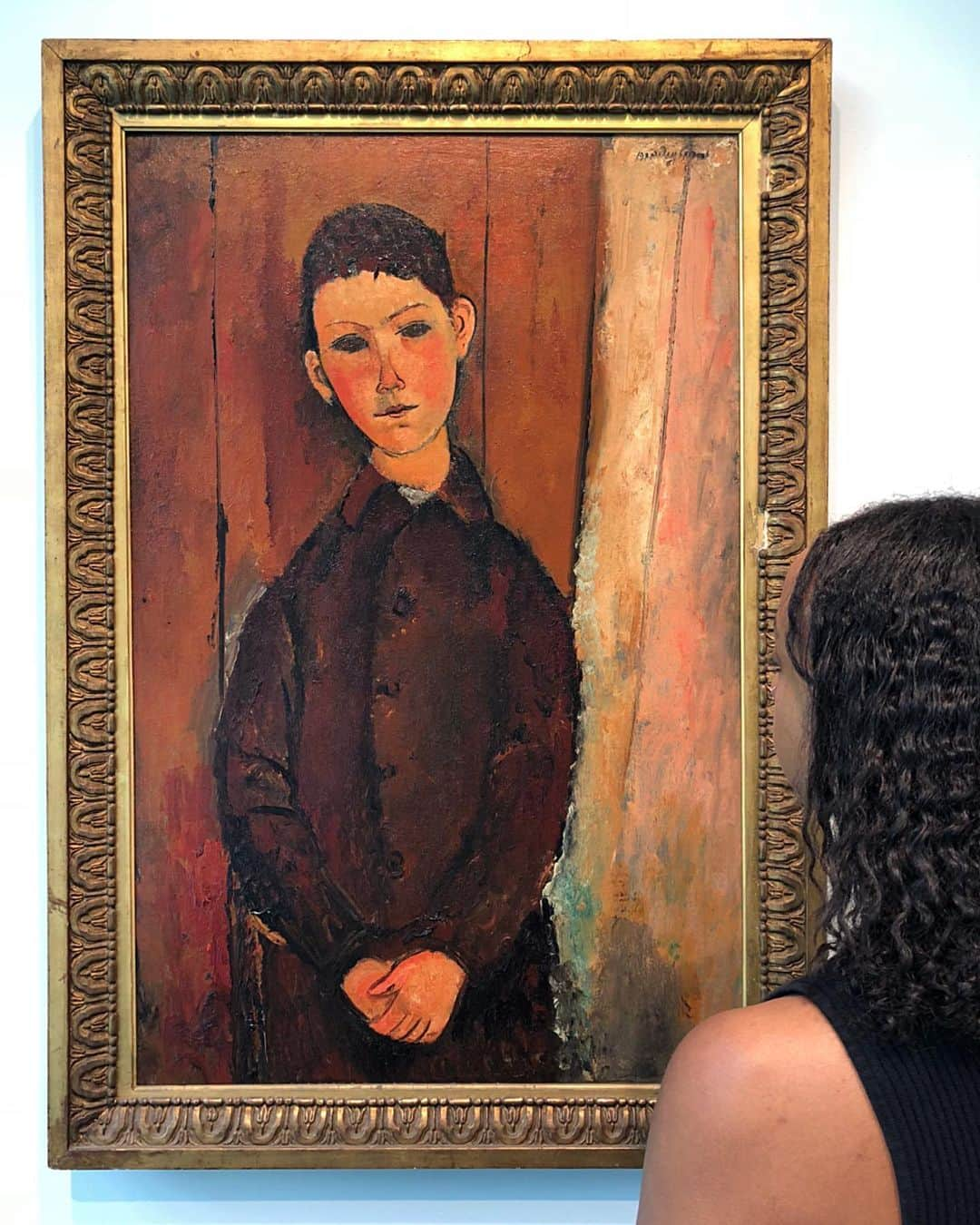 サザビーズさんのインスタグラム写真 - (サザビーズInstagram)「A tender and transfixing image of a youth, this intimate 1918 #portrait by Amedeo #Modigliani presents an anonymous youth with a sense of empathy, poignancy and serene beauty characteristic of the #artist’s most accomplished paintings.  The work was bought directly from the artist’s dealer Léopold Zborowski in 1927 and has been in the same family collection since then. For decades it has only been published as a black and white image, and will now emerge in its full splendour as a highlight of our #Impressionist & Modern Art Evening Sale on 19 June.  #SothebysImpMod #AmedeoModigliani」6月7日 17時58分 - sothebys