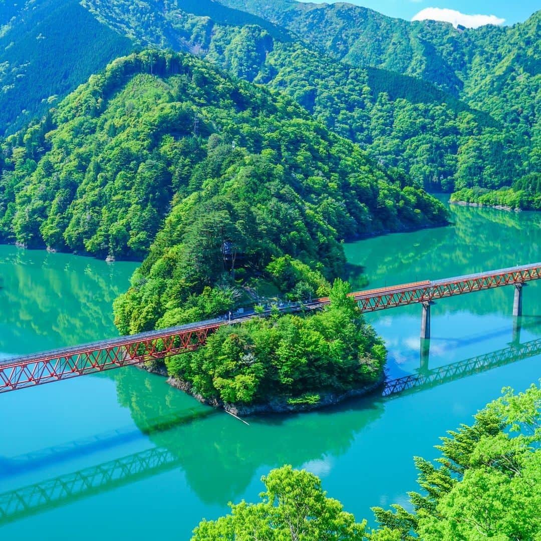 のインスタグラム：「. #静岡県： #湖に浮かぶ秘境駅　#奥大井湖上駅 エメラルドグリーンの湖の上に浮かぶ駅🚞 橋は #レインボーブリッジ と呼ばれています✨ もちろん #列車 に乗っても行けますが この橋を歩いて渡れるので すぐ横を列車が通っていく体験が味わえます😆 別名「 #奥大井恋錠駅 」と呼ばれているので カップルで恋錠をつけに行っても素敵です😊💕 . ************************ 旅先で撮った素敵な写真に @rakutentravel をタグ付けしてシェアしてね♪ 厳選してこのアカウントで紹介させていただきます！ ************************ . #楽天トラベル #楽天  #rakutentravel #旅 #旅行 #旅に出よう #旅行好きな人と繋がりたい #travel #trip #日本 #japan #일본 #instagramjapan #IG_JAPAN #japantrip #sizuoka #lovetraveling #traveling #恋がかなう駅 #大井川鉄道 #日本の絶景 #鉄道」