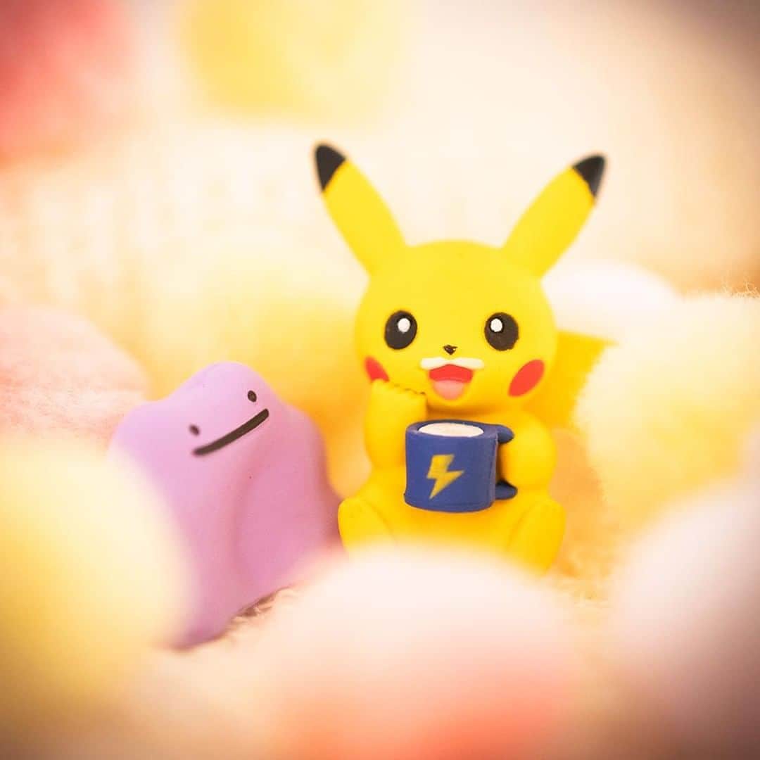 ピカチュウ公式Instagramさんのインスタグラム写真 - (ピカチュウ公式InstagramInstagram)「【今日のピカチュウ】 メタモンといっしょにおうちでまったり😊 ピカチュウ、白いおヒゲが付いてるよ……❓ #pikachu #ditto #pokemon #pikachu_snap #photooftheday #milk #drink #ピカチュウ #メタモン #ポケモン #ミルク #まったり」6月7日 18時00分 - pokemon_jpn