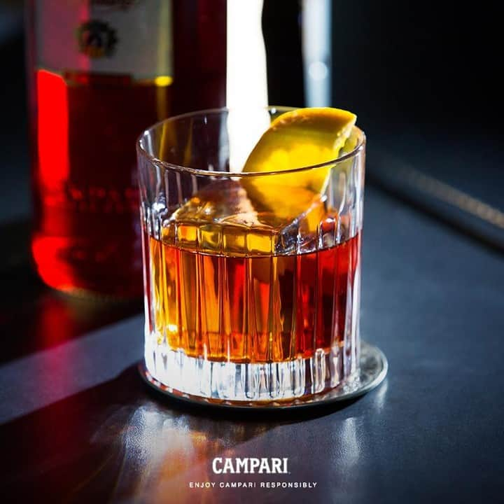 Campari Japanさんのインスタグラム写真 - (Campari JapanInstagram)「ネグローニの美しさは、すべての材料の絶妙なバランスから生まれる。⠀ ⠀ #CAMPARI #アペリティーボ #カンパリレッド #Negroni #ネグローニ #イタリア #カクテル #cocktail #mixology #ミクソロジー #ミラノ #drinks #食前酒 #カンパリ  #N100 #negroniweek #ネグローニウィーク #100周年 #お酒 #お酒好き  #バーテンダー #bar」6月7日 18時00分 - camparijapan