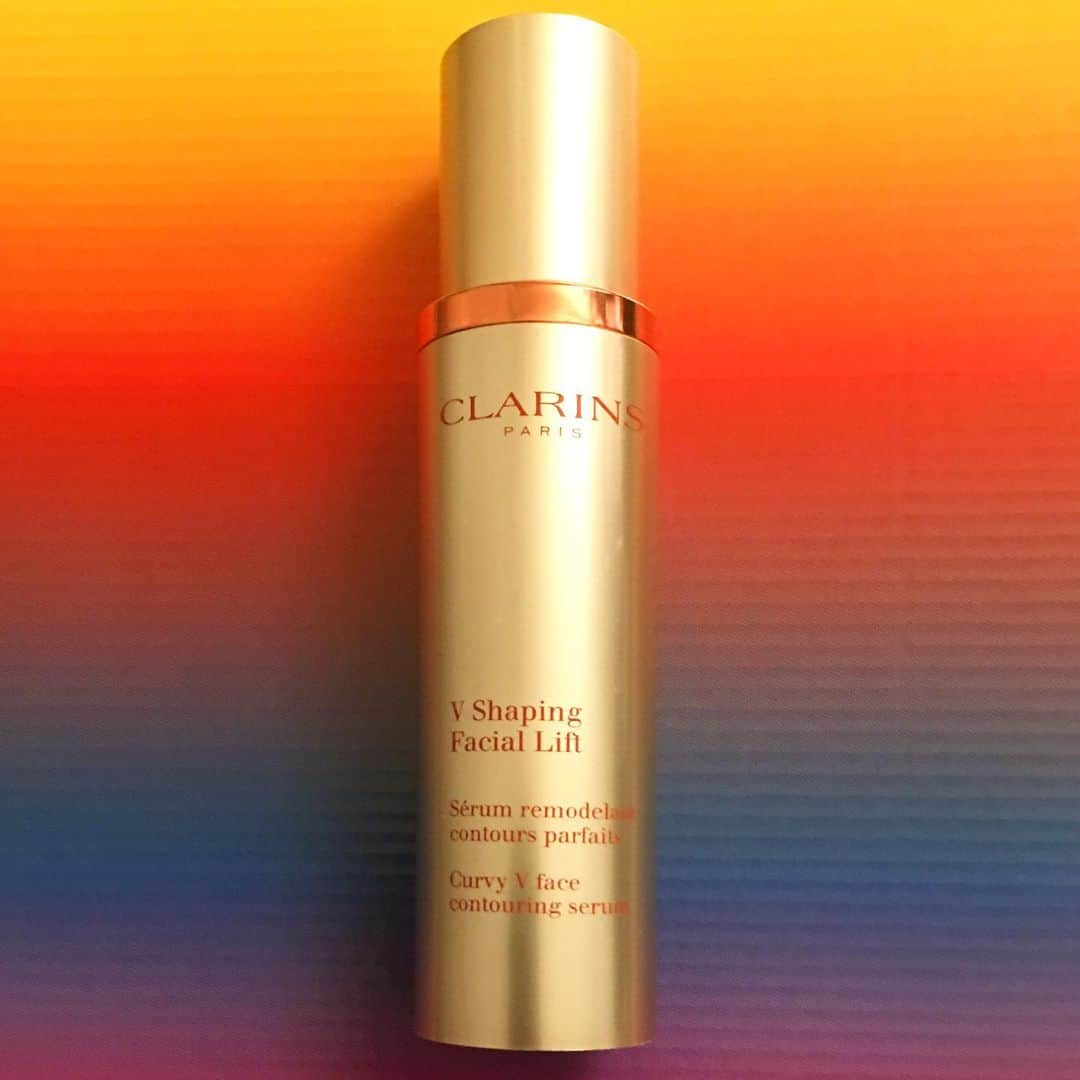 ISETAN MiRRORさんのインスタグラム写真 - (ISETAN MiRRORInstagram)「. . 2019年6月7日  新発売 . . 【CLARINS】V コントア セラム（50g） . . 一人ひとりの魅力に合ったフェイスライン、肌印象、ぱっちりと明るい目元へ。Vフェイスのためのセラム新発売。 . . #isetanmirror #イセタンミラー #clarins #クラランス #vコントアセラム #セラム #美容液 #フェイスライン #vフェイス #フェイスケア #6月7日発売 #新発売 #cosme #cosmetics #コスメ #コスメティクス #化粧品 #make #makeup #メイク #メイクアップ #クラランス取り扱い店舗はイセタンミラーhpをご覧ください  #コスメ好きさんと繋がりたい  #メイク好きな人と繋がりたい」6月7日 18時00分 - isetanmirror