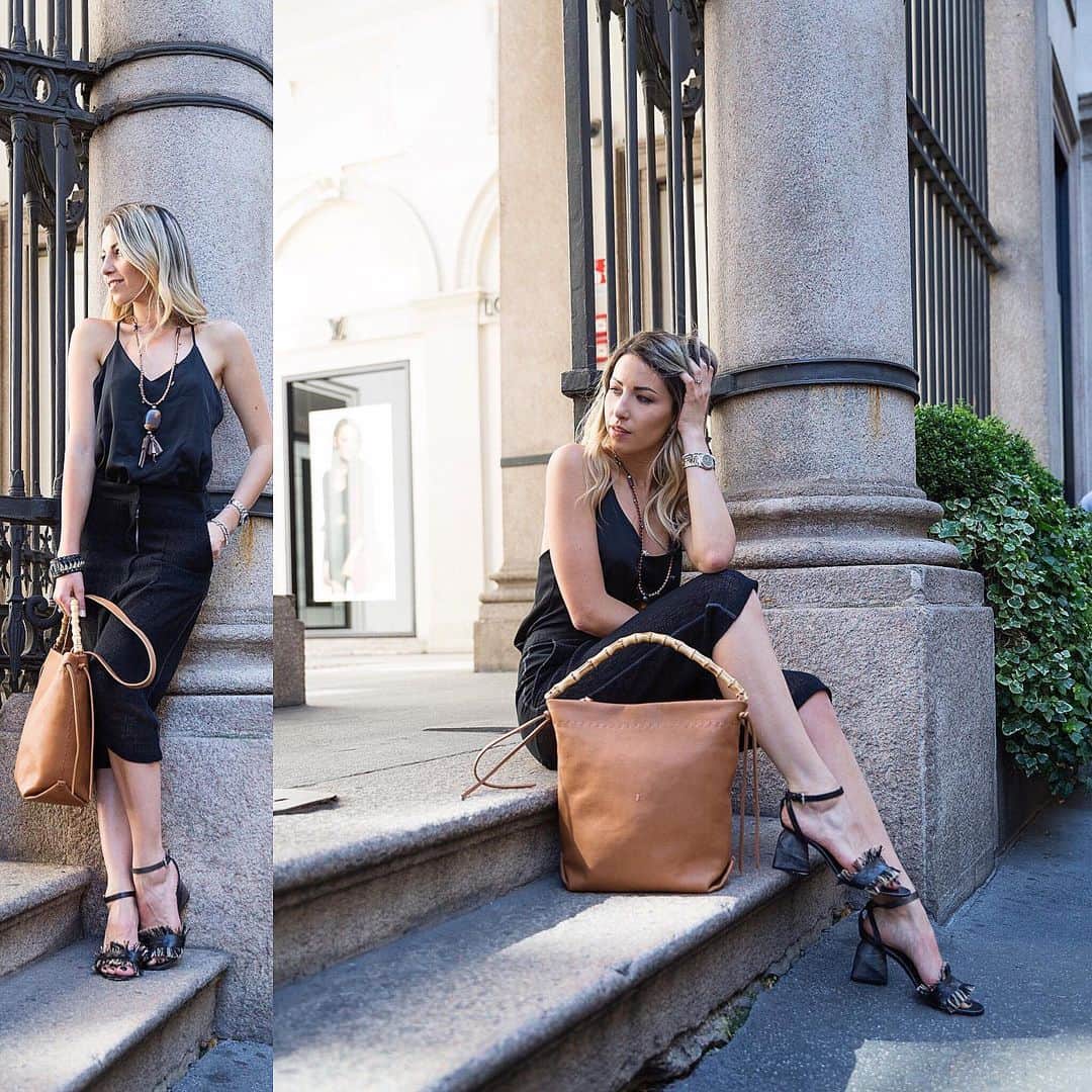 エンリーベグリンのインスタグラム：「Give a girl the right shoes and bag, she can conquer the world.  #henrybeguelin#vegetaltannedleather#bag#sandals#juta#cuoio#black#color#」