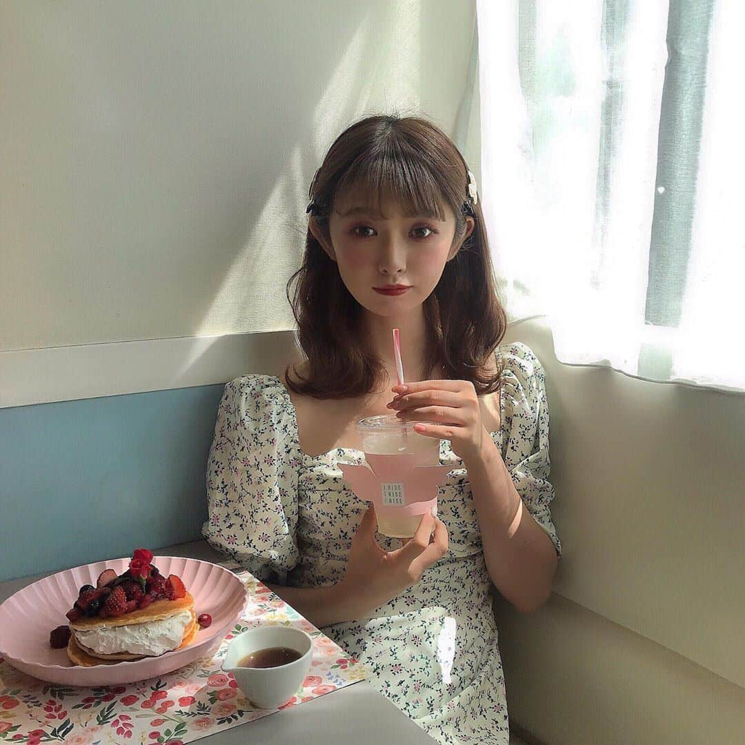 RiLiさんのインスタグラム写真 - (RiLiInstagram)「【スクエアネックワンピ】でこの夏かわいくきれい見せ👗👠 ..... 夏になるとぜったい1枚はほしくなる『ワンピース』👗💓今年は特に【スクエアネックワンピ】が大人気みたい👀💕なんとこのワンピ、いろんな見せ方ができるってウワサ😊 スクエアネックは首まわりをすっきり✨デコルテもきれいに見せてくれるから肌見せが増える夏にはぴったり😝🎶しかもスクエアネックのワンピは首まわりがシンプルな分、袖がパフスリーブになっていたりしているものが多くかわいく、スタイルもきれいに�なるよ💘 「デコルテ見えすぎちゃうのはちょっと、、、」って子はレースのキャミを見せて重ねワザで解決☝また、丈や素材が薄手のものならボトムにinしてブラウス風に着こなす方法もできちゃうかも！？🔍✨ ❣ ❣ ❣ ❣ ❣ サイトやSNSで掲載させていただくお写真募集中😘📸 かわいいコーデやアイテム、注目スポットなどが撮れたら、ハッシュタグ→#rili_tokyo  を付けて投稿❗ ． Special Thanks💋 Photo by @akane_213_ @moepiii_t_  @saya_olive @____apr_o0 @_natsumiaoki_ @__miii202 @twilight____7 @rinya5588 @xoxomi_0927_ ． #夏 #夏コーデ #ワンピース #スクエアネック #スクエアネックワンピ #花柄 #花柄ワンピース #パフスリーブ #シミラールック #シミラーコーデ #カジュアルコーデ #シンプルコーデ  #ワントーンコーデ #シンプルコーデ  #カジュアルコーデ #ガーリーコーデ #置き画 #置き画くら部 #今日のコーデ #コーデ #コーディネート #RiLi  #おしゃれさんと繋がりたい #お洒落さんと繋がりたい #ファッション #패션스타그램 #ootd #outfit」6月7日 18時01分 - rili.tokyo