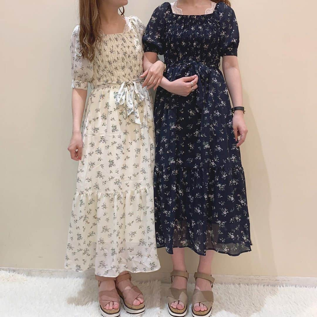 RiLiさんのインスタグラム写真 - (RiLiInstagram)「【スクエアネックワンピ】でこの夏かわいくきれい見せ👗👠 ..... 夏になるとぜったい1枚はほしくなる『ワンピース』👗💓今年は特に【スクエアネックワンピ】が大人気みたい👀💕なんとこのワンピ、いろんな見せ方ができるってウワサ😊 スクエアネックは首まわりをすっきり✨デコルテもきれいに見せてくれるから肌見せが増える夏にはぴったり😝🎶しかもスクエアネックのワンピは首まわりがシンプルな分、袖がパフスリーブになっていたりしているものが多くかわいく、スタイルもきれいに�なるよ💘 「デコルテ見えすぎちゃうのはちょっと、、、」って子はレースのキャミを見せて重ねワザで解決☝また、丈や素材が薄手のものならボトムにinしてブラウス風に着こなす方法もできちゃうかも！？🔍✨ ❣ ❣ ❣ ❣ ❣ サイトやSNSで掲載させていただくお写真募集中😘📸 かわいいコーデやアイテム、注目スポットなどが撮れたら、ハッシュタグ→#rili_tokyo  を付けて投稿❗ ． Special Thanks💋 Photo by @akane_213_ @moepiii_t_  @saya_olive @____apr_o0 @_natsumiaoki_ @__miii202 @twilight____7 @rinya5588 @xoxomi_0927_ ． #夏 #夏コーデ #ワンピース #スクエアネック #スクエアネックワンピ #花柄 #花柄ワンピース #パフスリーブ #シミラールック #シミラーコーデ #カジュアルコーデ #シンプルコーデ  #ワントーンコーデ #シンプルコーデ  #カジュアルコーデ #ガーリーコーデ #置き画 #置き画くら部 #今日のコーデ #コーデ #コーディネート #RiLi  #おしゃれさんと繋がりたい #お洒落さんと繋がりたい #ファッション #패션스타그램 #ootd #outfit」6月7日 18時01分 - rili.tokyo