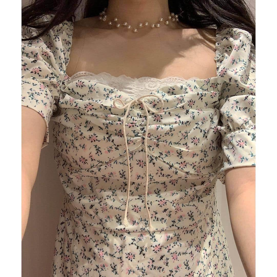 RiLiさんのインスタグラム写真 - (RiLiInstagram)「【スクエアネックワンピ】でこの夏かわいくきれい見せ👗👠 ..... 夏になるとぜったい1枚はほしくなる『ワンピース』👗💓今年は特に【スクエアネックワンピ】が大人気みたい👀💕なんとこのワンピ、いろんな見せ方ができるってウワサ😊 スクエアネックは首まわりをすっきり✨デコルテもきれいに見せてくれるから肌見せが増える夏にはぴったり😝🎶しかもスクエアネックのワンピは首まわりがシンプルな分、袖がパフスリーブになっていたりしているものが多くかわいく、スタイルもきれいに�なるよ💘 「デコルテ見えすぎちゃうのはちょっと、、、」って子はレースのキャミを見せて重ねワザで解決☝また、丈や素材が薄手のものならボトムにinしてブラウス風に着こなす方法もできちゃうかも！？🔍✨ ❣ ❣ ❣ ❣ ❣ サイトやSNSで掲載させていただくお写真募集中😘📸 かわいいコーデやアイテム、注目スポットなどが撮れたら、ハッシュタグ→#rili_tokyo  を付けて投稿❗ ． Special Thanks💋 Photo by @akane_213_ @moepiii_t_  @saya_olive @____apr_o0 @_natsumiaoki_ @__miii202 @twilight____7 @rinya5588 @xoxomi_0927_ ． #夏 #夏コーデ #ワンピース #スクエアネック #スクエアネックワンピ #花柄 #花柄ワンピース #パフスリーブ #シミラールック #シミラーコーデ #カジュアルコーデ #シンプルコーデ  #ワントーンコーデ #シンプルコーデ  #カジュアルコーデ #ガーリーコーデ #置き画 #置き画くら部 #今日のコーデ #コーデ #コーディネート #RiLi  #おしゃれさんと繋がりたい #お洒落さんと繋がりたい #ファッション #패션스타그램 #ootd #outfit」6月7日 18時01分 - rili.tokyo