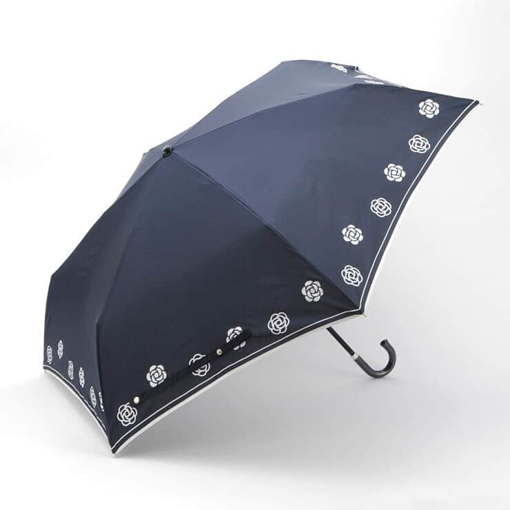 しまむらさんのインスタグラム写真 - (しまむらInstagram)「. ＼梅雨には「折り畳み傘」を／ . しまコレアプリを使えば、お取り寄せ注文できます✨ . 雨が降るかどうか分からないときは、 折り畳み傘が便利です✨ . 1枚目 ・黒猫ハート柄折り畳み傘　1,500円　品番：307-0204 . 2枚目 ・椿柄折り畳み傘　1,500円　品番：307-0213 . App Store、Google Playの各ストアで「しまコレ」を検索♪ . #しまむら #しまコレ #しまパト #プチプラ #傘 #折り畳み #梅雨 #準備」6月7日 18時01分 - grshimamura