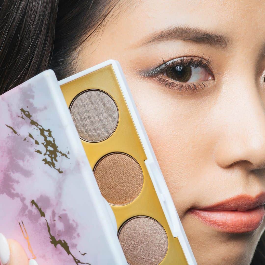 M∙A∙C Cosmetics Japanのインスタグラム：「⠀ 2つの異なる質感の組み合わせを楽しめる [スモール アイシャドウ × 12] で夏のヘルシーメイクにシアーな質感をプラス✨ ⠀ #MACElectricWonder #MACエレクトリックワンダー ⠀ *公式オンラインショップ、全国店舗は本日6/7発売 ⠀ ↓↓使用メイン製品↓↓ [スモール アイシャドウ × 12] デザート ライトニング MAKEUP AND MODEL: M·A·C ARTIST MIHARU NAKAJIMA @mac_tckw  PHOTO: @takaki_iwata ⠀ ⠀ ⠀ ⠀ ⠀ ⠀ #MACCosmeticsJapan #MACコスメ #MACCosmetics #MyArtistCommunityJP  #MACArtistChallenge #MAC #コスメ #メイク #アイメイク #MACアイメイク #MACアイシャドウ #アイシャドウ #アイパレット #ブロンズメイク #限定 #大理石」