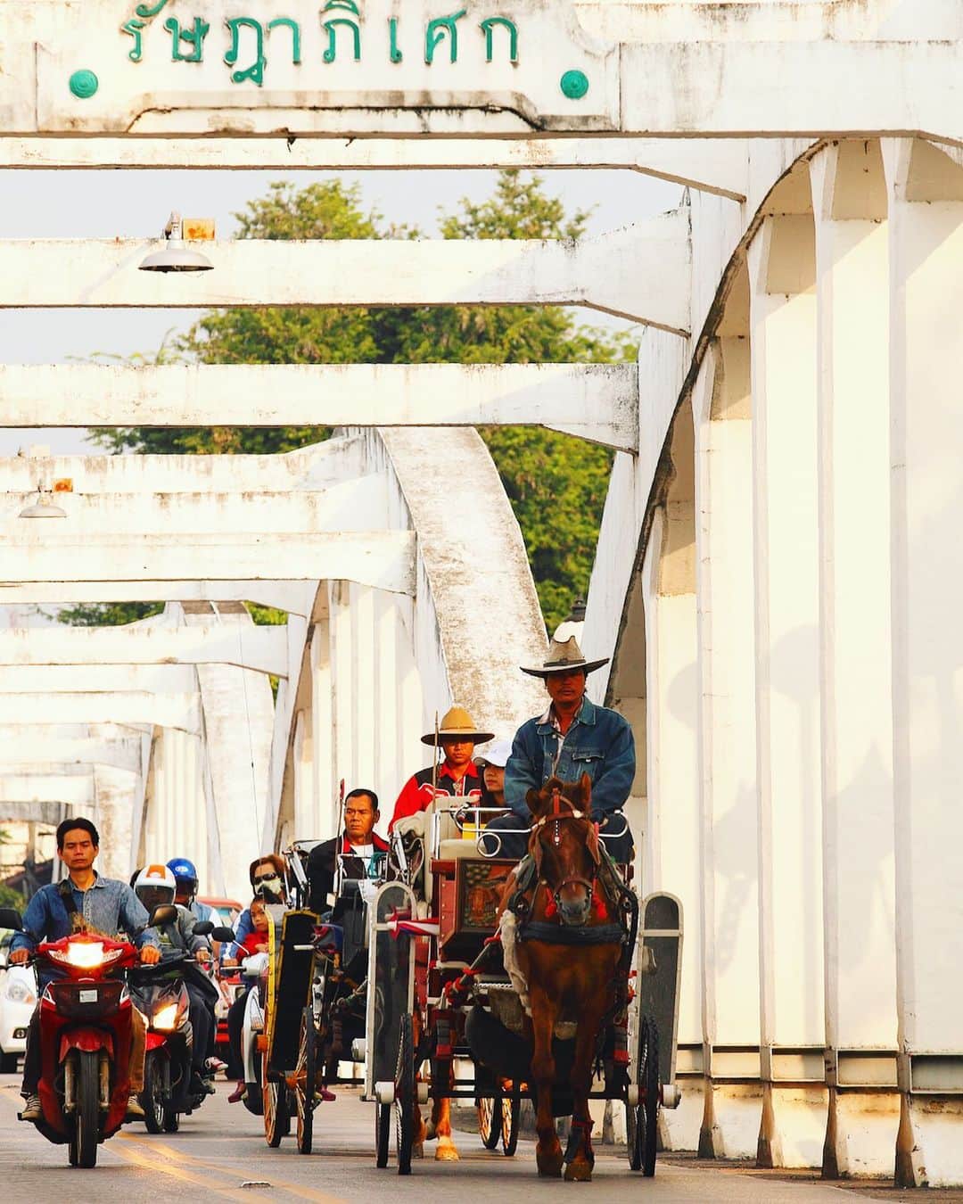 タイ国政府観光庁さんのインスタグラム写真 - (タイ国政府観光庁Instagram)「今週も1週間お疲れ様でした✨﻿ ﻿ タイ北部ランパーン県の名物「花馬車」の写真をお届けします🐴💐﻿ ﻿ ランパーン県では今なお移動や観光に小型の馬が活躍し、タイ国内で唯一馬車の走る町として知られています。ゆっくりと進む馬車に乗って古都を散策するのもまた、風情がありますね☺️﻿ ﻿ 皆様、よい週末をお過ごし下さい✨﻿ ﻿ #お疲れ様でした #タイ #ランパーン #タイ北部 #花馬車 #馬車 #馬 #ノスタルジック #こんなタイ知らなかった #タイを知りつくす #タイ旅行 #旅好きな人と繋がりたい #旅行好きな人と繋がりたい #thailand #lampang #carriage #horse #amazingthailand #thailandtravel #thailandtrip #thai #thaistagram #lovethailand #localexperience #thainess﻿ ﻿」6月7日 18時11分 - amazingthailandjp