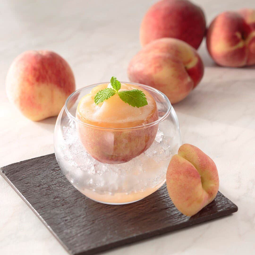 Sheraton Yokohamaさんのインスタグラム写真 - (Sheraton YokohamaInstagram)「SKY VODKAとハーブ系リキュールAPEROL、桃を丸ごと1つ贅沢に使用したフローズンカクテル。 フレッシュな桃の甘みとAPEROLの爽やかさが引き立つ初夏にぴったりの一杯です🍑 #バー #ベイウエスト  Share your own images by tagging @sheratonyokohama. -------------------------------------------------------------- #yokohamabaysheraton #sheraton #japantravel #sheratonhotels #yokohamatrip #yokohama #bar #cocktail #frozencocktail #vodka #aperol #peach #横浜 #シェラトン #カクテル #フローズンカクテル #桃 #ウォッカ #横浜バー #横浜ベイシェラトン」6月7日 18時04分 - sheratonyokohama