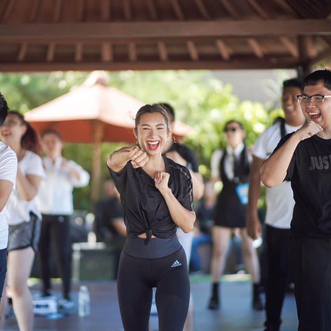 Jennifer Bachdimさんのインスタグラム写真 - (Jennifer BachdimInstagram)「YAAASSSS new VLOG is LIVE!! Check out my day with @chrishemsworth for his new movie @meninblack 🕶❤️💪🏼 . . Had so much fun working out with @chrishemsworth PT @zocobodypro 💪🏼❤️ Thanks for the sweat sesh!! #PANAsianJunket2019 #SonyPicturesID #fitmom #MIBInternational」6月7日 18時05分 - jenniferbachdim