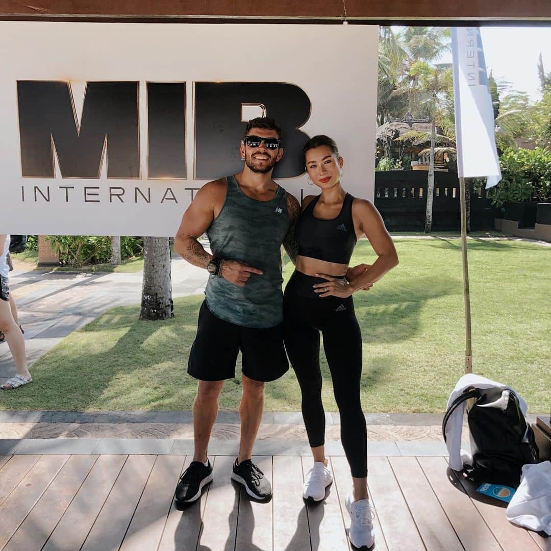 Jennifer Bachdimさんのインスタグラム写真 - (Jennifer BachdimInstagram)「YAAASSSS new VLOG is LIVE!! Check out my day with @chrishemsworth for his new movie @meninblack 🕶❤️💪🏼 . . Had so much fun working out with @chrishemsworth PT @zocobodypro 💪🏼❤️ Thanks for the sweat sesh!! #PANAsianJunket2019 #SonyPicturesID #fitmom #MIBInternational」6月7日 18時05分 - jenniferbachdim