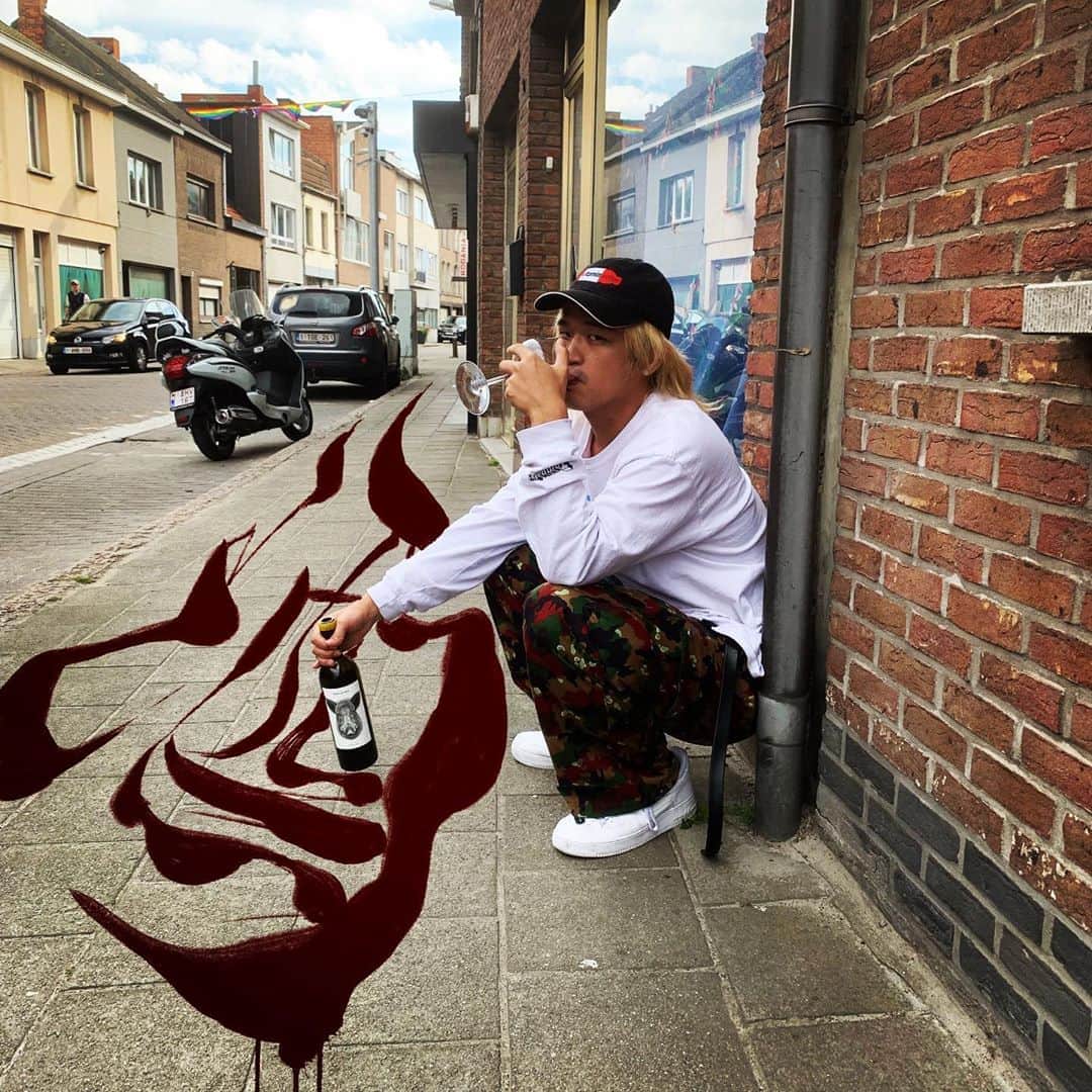 へきほーのインスタグラム：「「酒」  #ベルギー #ベルギーのワイン最高 #インスタ書道 #上手に書けたよ」