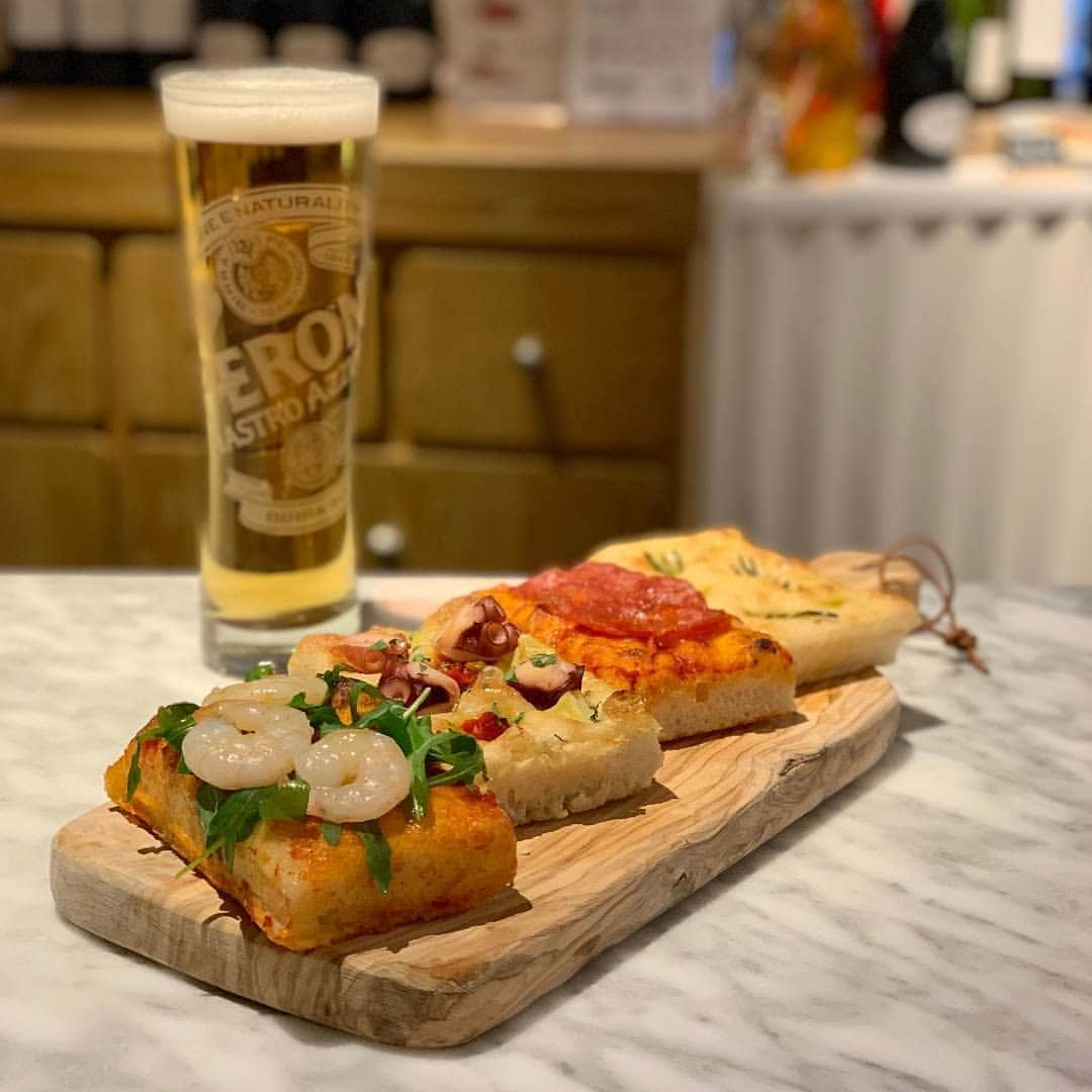 EATALY Tokyoさんのインスタグラム写真 - (EATALY TokyoInstagram)「6月のオススメはイタリアンビール🍻！ 国内では珍しい「ドラフトビール（生ビール）」がお勧めです。 これまでモレッティのみの取り扱いでしたが、新たにペローニが加わりました。 期間限定の新味フォカッチャや、ビールとの素晴らしいアッビナメントをお約束するアペリティーヴォセットがお勧めです。 夕方からの1杯をぜひイータリーでお楽しみください。 #eataly #eatalytokyo #イータリー #ビール #生ビール #モレッティ #ペローニ #アペリティーヴォ #イタリアンビール #グランスタ丸の内 #日本橋三越」6月7日 18時15分 - eataly.tokyo