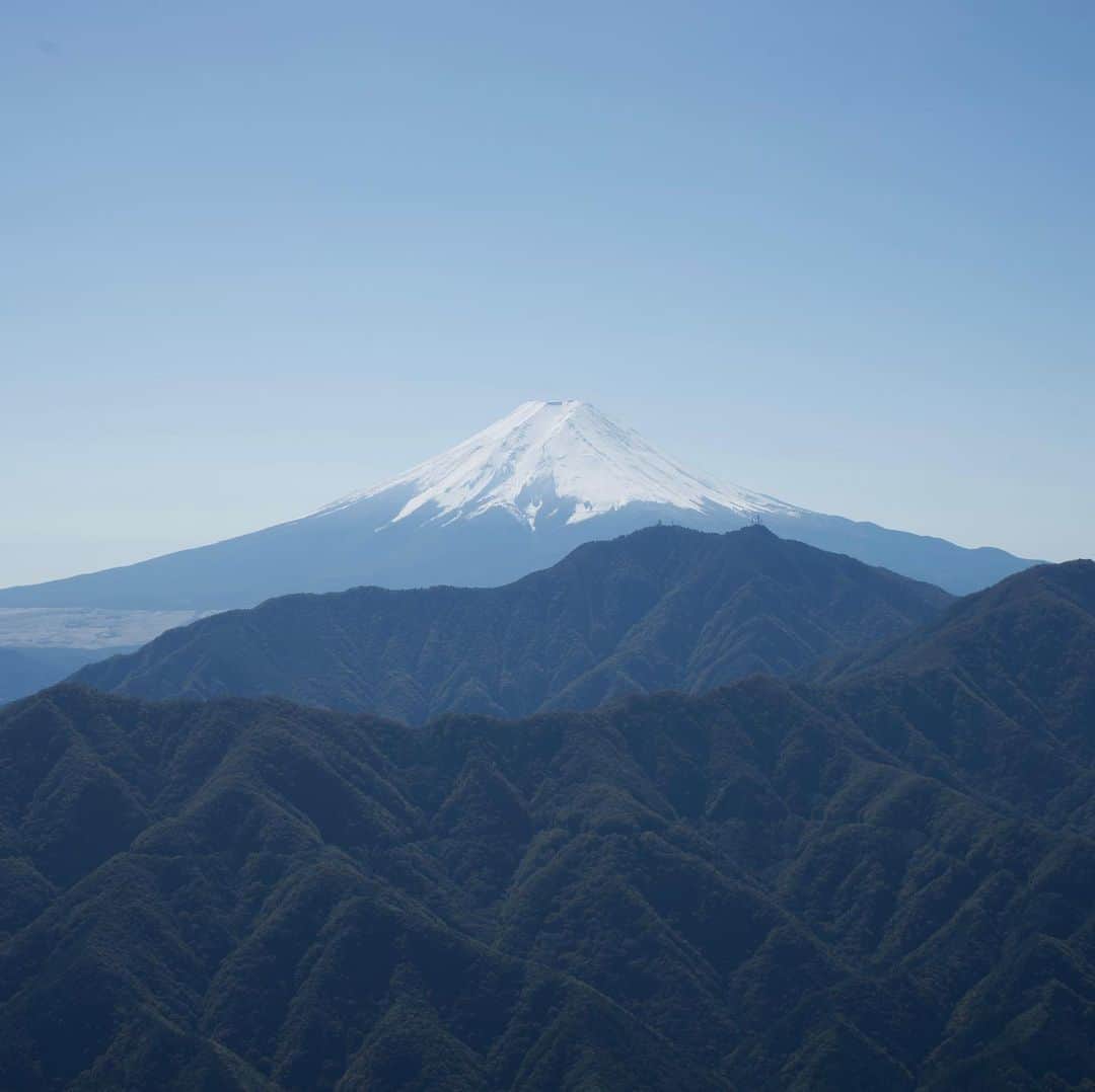 のインスタグラム：「The view of Japan from the top of Mount Fuji is unparalleled, especially when sunrise is thrown into the mix. With this guide from The Japan Times, you should have an idea of what to expect from the mountain, and what is needed to make a successful summit. Click the link in our bio for tips on weather, gear and which trail to take. (@oscar.boyd photos) . . . . . . #Japan #Tokyo #Fuij #MtFuji #MountFuji #travel #climbing #mountain #mountains #mountaineering #nature #日本 #東京 #富士山 #登山 #山 #自然 #旅行 #🗻」