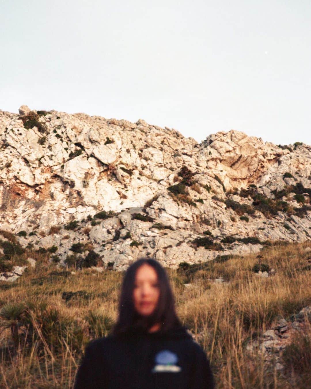 松島エミのインスタグラム：「Natural habitat  #film #mallorca #rocks #マヨルカ #sundown #filmphotography」