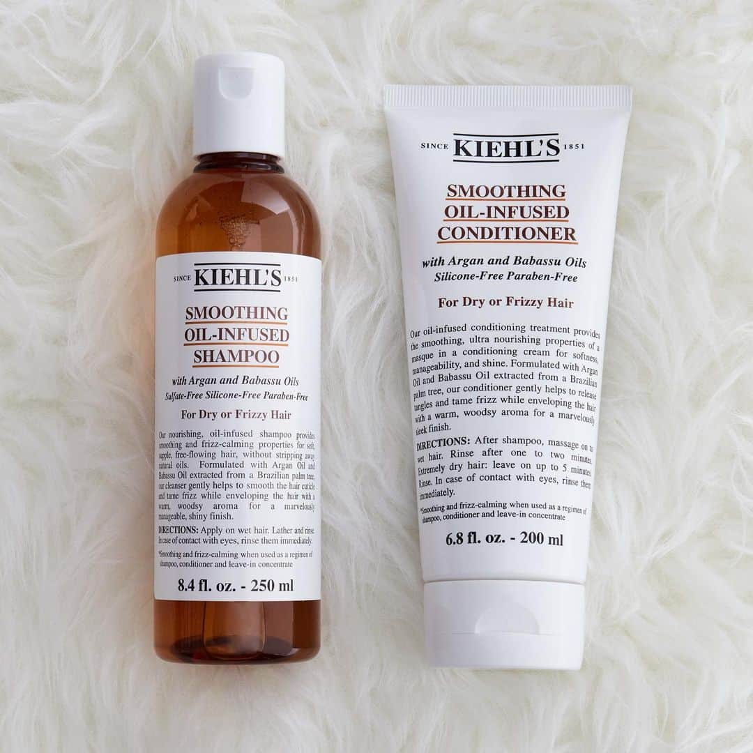 キールズ Kiehl's Japanさんのインスタグラム写真 - (キールズ Kiehl's JapanInstagram)「雨の日や梅雨時は、髪がキマらなくて憂鬱‥‥☔️そんな時は、2種類のオイルが配合されたアルガンオイルのシャンプー＆コンディショナーがおすすめ。  ダメージから守りながら、手触りがよくまとまるさらさらヘアに✨  @kiehlsjp #キールズ #乾燥 #ヘアケア #オイルケア #保湿 #しっとり #潤い #キールズ #スキンケア #天然由来成分 #アポセカリー #ニューヨーク発 #ニューヨーク #Kiehls #Skincare #NewYork」6月7日 18時18分 - kiehlsjp