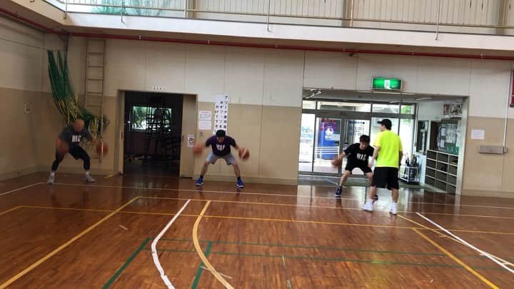 青木康平のインスタグラム：「今年のWatch&C プロキャンプも沖縄から始まり昨日、八村選手がドラフトされた歴史的な日、福岡での練習を最後に全日程が終了しました。  このキャンプも選手からお金をもらうようになってから3年目。  毎年少しずつプロ選手達の自覚が出てきていると感じますし、選手達の何かを学ぼうとする姿勢は毎年上がっていると思いますし、このキャンプ自体の文化が定着してきた事で、いい空気感、雰囲気で終われています。  このキャンプのキッカケは、海外に行かなくても、日本でプロのオフシーズンを充実させる環境を作る事。プロ選手の自己投資の意識、オフシーズンの考え方を変える事。もちろん海外に行く事を否定しているわけではなく、実際に自分も行っていたので海外に行く意味も充分理解しています。 ただ、日本でも出来ることがあると現役中から考えていた事が、今この様な形になっています。  キャンプの内容や、スケジュール管理などは自分自身のプロキャリアの経験、トレーナーのダイスのNBAの経験などを参考に、毎回始まる前に準備をしています。  ただ1番大事にしているのは"選手の為に何が1番ベストな選択か"です。  ここがブレなければこのキャンプは質を落とさず続けていけると確信しています。 何よりこのキャンプに参加してくれたみんなは、このキャンプの文化1人1人の学ぶ姿勢から来るポジティブな空間を感じとってくれたと思います。  今年はスペイン人のユーギ カミノス氏を招待し、メインコーチとして選手を指導してもらいました。 昨年のJBとはまた違う、ヨーロッパの考え方が随所に表れた練習メニューでとても新鮮でした。 彼のガソル兄弟や、スペインの育成の話は僕自身とても興味深く、参考になりました。  彼もまた選手を第1に考えるコーチだったので、そこが1番だと考える僕らにとっては素晴らしいコーチだったと思います。  今年のキャンプは初めて参加する選手が多く、僕自身もワクワクする事が多くて凄く刺激的でした。 また毎年参加してくれる選手はもちろん、昨年に続いて参加する選手、2年振りに参加をしてくれた選手がいた事は本当に嬉しかったです。 そして今年は女性の莉緒が参加してくれた事は、このキャンプの可能性を感じさせてくれました。 また、今年も福岡の地元の大学生や、沖縄でも沖縄の大学生が参加してくれた事、未来のプロ選手になる可能性の人材が、プロ選手と一緒に練習した事は、このキャンプの意義や、方向性が間違っていない事を再確認出来ました。  このキャンプに疑問を持ってる人も沢山いると思いますが、いいかどうかは選手が感じる事。決める事。 僕らは選手の為に出来る事を一生懸命やるだけ。 いつの時代も行動に移した人が成功を掴み取る。 「traial and error」 この繰り返しです。  仲良しこよしでやってると思われていたら残念ですが、僕は常にオープンで誰でも受け入れるつもりです。  自分が引退をして、今振り返ると本当にバスケに打ち込んだ日々の大切さ、そして試行錯誤を繰り返して色々な事にチャレンジをしてきて良かったとプロ選手を見るたびに強く思います。  それはキャンプで頑張ってる選手達を見ていると、昔の自分と重なって見える部分と、その中でも、現役中は自分の方がやっていたという自負が芽生えるからです。  この自負があるから僕は自信を持って選手達と接する事が出来ます。 過去の話ですが、僕には大切な知識、経験は何物にも代え難い大事な財産です。  だから、プロ選手の彼らにもプロフェッショナルとして接する事が出来ます。  11年プロを経験した事が今に活かされていると感じます。  ただバスケットの技術は進化をしています。僕自身も自分が得意だったスキルはもちろんですが、現役の時にやらなかった事も教えています。 ただそれは自分でやってみて"繋がる"動きなら取り入れています。 今はSNSでハイライトムーブの練習が沢山上がっていますが、様々なスキルコーチ達の上げるハイライトムーブのSNSが僕とダイスは嫌いです。笑  僕とダイスが今年呼ぶ予定にしていたあるアメリカ人のスキルコーチがいますが、彼は一切SNSに上げない。 でもNBA選手やチームに引っ張りだこです。 やはり僕らの経験上、こういう人が本物かなという結論です。  スキルコーチはバスケットボールという競技を理解していないと説得力がないし、試合に対するメンタリティなどを伝えられる人が本物かと思います。 俺はあの選手をみたからとか言ってる人は危険！でした。。 話がそれましたが、今年はダイスが数日の参加でした。(キャンプ中は電話はよくしていましたが。) 例年のダイスの役割を今年は古谷君が見事に務めてくれました。 彼もまた行動力、向上心の塊で、ここ2年はプロを経験した事で成長したと感じました。  また今年もトレーナー志望の専門学生がボランティアスタッフとして、勉強がてら手伝ってくれました。本当に感謝です。  トレーナー陣もまたこのキャンプをキッカケに次のステップに繋がれば嬉しい限りです。  長々と書いてしまいましたが、このキャンプでは本当に沢山の方々の協力のおかげで開催する事が出来ています。  本当にありがとうございました🙇🙇🙇」