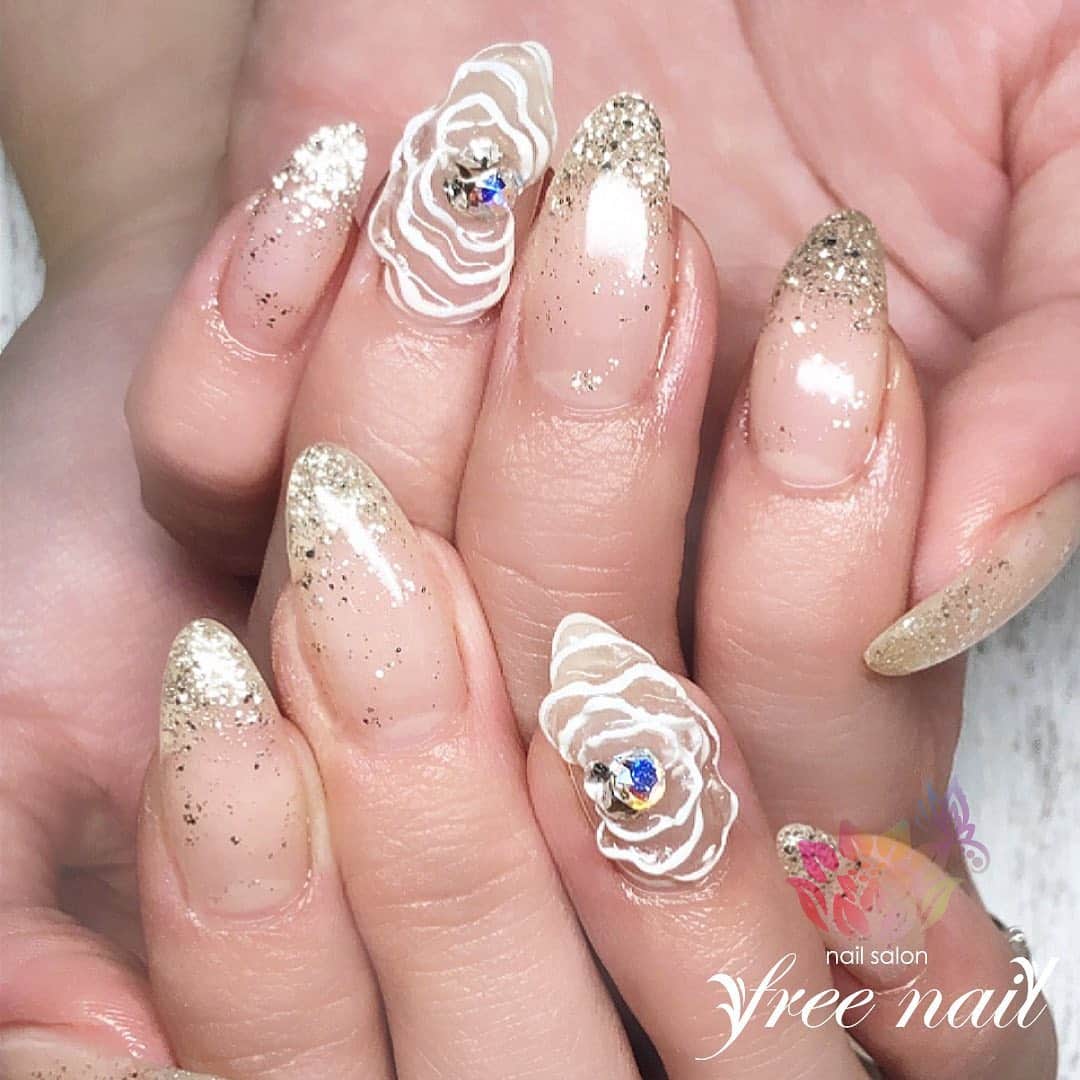 free nail フリーネイルのインスタグラム：「. お客様ネイル💅🏻🌼✨ . クリアフラワーネイル🌼✨ . 大人気のクリアフラワー🌼✨ . ご希望の方はご予約時お伝えくださいませ💁🏻‍♀️🙇🏻‍♀️🌼 . #ネイル #フリーネイル #ネイルアート #ジェルネイル #ネイルサロン #大阪ネイルサロン #ネイルデザイン #ネイルチェンジ #ラメグラデーションネイル #ラメグラ #ラメネイル #フラワーネイル #3dネイル #クリアネイル #ゴールドネイル #デザインネイル #シンプルネイル #トレンドネイル #ロングネイル #美爪ネイル #夏ネイル #美甲 #日式美甲 #summernails #nailsart #nailsalon #nailsdid #newnails #newnail #freenail」