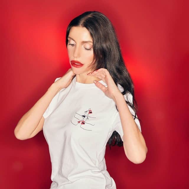 M•A•C Cosmetics Franceさんのインスタグラム写真 - (M•A•C Cosmetics FranceInstagram)「M·A·C - VIVA GLAM 💄  À l’occasion du LGBT Pride Month, @maccosmeticsfrance et @meufparis ont décidé de s’associer .le rouge à lèvres #VIVAGLAM  fête ses 25 ans . 100% de son prix de vente est reversé à la lutte contre le VIH/SIDA et le t-shirt #meufparis dont les bénéfices seront reversés au FC Paris Arc en Ciel. - @veroniquechabourine @meufparis #maccosmeticsfrance  #maccosmetics #GlamforAcceptance #VIVAGLAM #macvivaglam #macxmeufparis Crédit photo : @brunogasperini」6月22日 14時00分 - maccosmeticsfrance