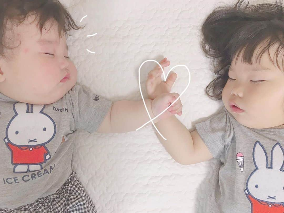 ままのてさんのインスタグラム写真 - (ままのてInstagram)「.⠀ 【︎すやすや…😴💙】⠀ .⠀ .⠀ #ままのて⠀ .⠀ .⠀ 姉妹仲良くお昼寝😪⠀ 2人もほっぺがぷくぷくでかわいすぎます🥰⠀ .⠀ .⠀ #ほっぺ⠀ #お昼寝⠀ .⠀ .⠀ @_____aydn様の投稿です⠀ 素敵なお写真ありがとうございました💝⠀ .⠀ .⠀ .⠀ 〈mamanote_officialのオリジナルキャンペーンへ参加しよう♡〉⠀⠀ .⠀ お子様のかわいい動画、写真 ▶︎【 #ままのて 】.⠀⠀ @mamanote_official をフォローして、 投稿する動画や写真に合ったオリジナルハッシュタグをできるだけ多くつけて、インスタグラムにアップしてみましょう！⠀ .⠀ .⠀ 毎日、担当者が投稿をチェックして、素敵な写真と動画をピックアップして、公式アカウントで紹介します❤️⠀ .⠀ そして！！毎月、ハッシュタグごとに、mamanote_officialがピックアップした写真の中で1番｢いいね｣の多い方に、アマゾンギフト券3000円分プレゼント！当選者にはDMを送らせていただきます♡.⠀ .⠀ また、動画や写真は、ままのてのFacebook、 またはウェブサイト 「ままのて」内の記事で紹介させていただきます🙌.⠀ .⠀ .⠀ #プレゼント#キャンペーン#キッズモデル#モニター#ベビーモデル#新米ママ#成長記録#子育て#育児ママカメラ#ママ撮#スマイル育児#こどもと暮らす#子育て記録#育児記録 #お出かけ#great_captures_children #dogs#ig_oyabakabu #instababy#baby#kidsgram#followme#親バカ部#親バカ部_kids」6月22日 14時00分 - mamanote_official