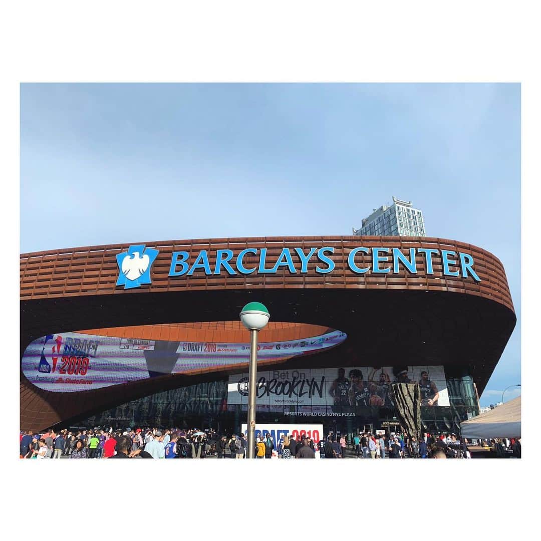 上村彩子さんのインスタグラム写真 - (上村彩子Instagram)「. . ブルックリンにある、ドラフト会場 バークレイズセンターでは、 八村選手の通うゴンザガ大の ヒュー監督とご挨拶できました✨ NBAのチームのひとつ、 ブルックリンネッツの本拠地にも なっているところです！ . . アメリカでまだ取材をしていまして 今日のS☆1は、スタジオはお休みですが 現地の最新情報、チェックしてくださいね🏀 . . バタバタしていて、時差ボケしているのか どうかもよくわからなくなってますが… ドラフトの熱気、ぜひ今週土日のS☆1で 感じ取っていただければと思います！ . #nbadraft2019#nba#draft #ruihachimura#八村塁 選手 #バスケ#バスケットボール」6月22日 14時01分 - saekokamimura