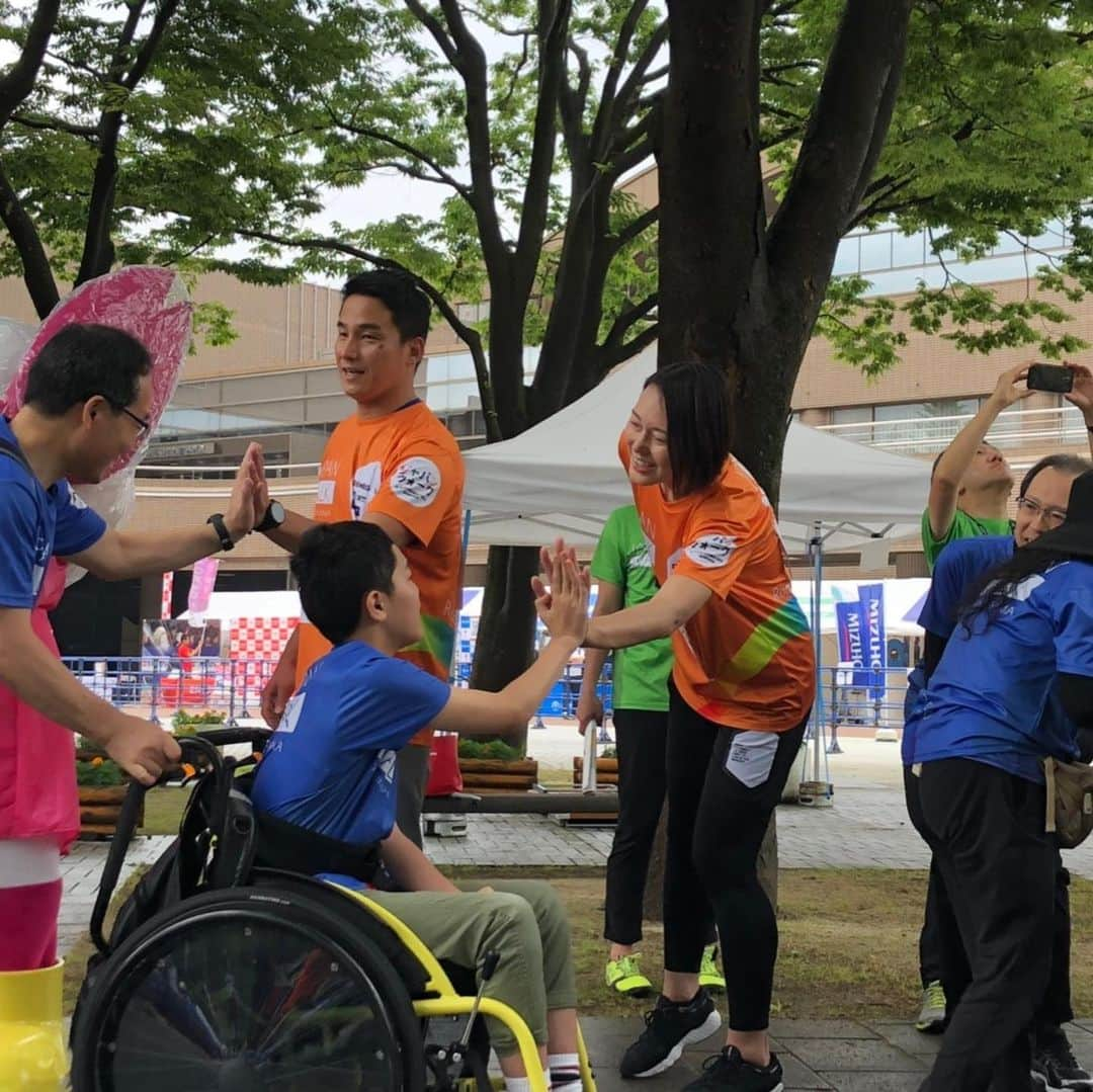 大山加奈さんのインスタグラム写真 - (大山加奈Instagram)「. . ジャパンウォーク in FUKUSHIMA 2019夏に 参加させていただきました‼︎ . . こちらのイベントは TOKYO2020を盛り上げ 障害がある方もない方も 誰もが分けへだてなく 共に暮らす社会を目指すという 趣旨の元開催されている イベントになります。 . . 今回は特別バージョンで 子供達のみの参加でした‼︎ . 一緒に歩いて交流し バレーボールを体験してもらいました‼︎ . バレー以外にも車椅子バスケや ボッチャ、義足体験やVRの体験など もりだくさんなイベントです‼︎ . . わたしも色々体験させてもらい 楽しませてもらいました‼︎ . . ミライトワとソメイティの レインコートバージョン かわいかったー😍💓 . . 今日のイベントを通じて 福島の子どもたちが TOKYO2020を身近に感じ がんばる力に変えてくれたら 嬉しいです‼︎‼︎ . . このあと福岡でお仕事なので 福岡に向かいます✈︎ . .  #ジャパンウォーク #福島 #FUKUSHIMA #TOKYO2020 #朝日新聞 #ENEOS #JR東日本 #ANA  #MIZUHO #NTT #tokyo2020🇯🇵 .  #TOKYO2020応援イベント #ミライトワ #ソメイティ #エネゴリくん」6月22日 14時04分 - kanaoyama0619