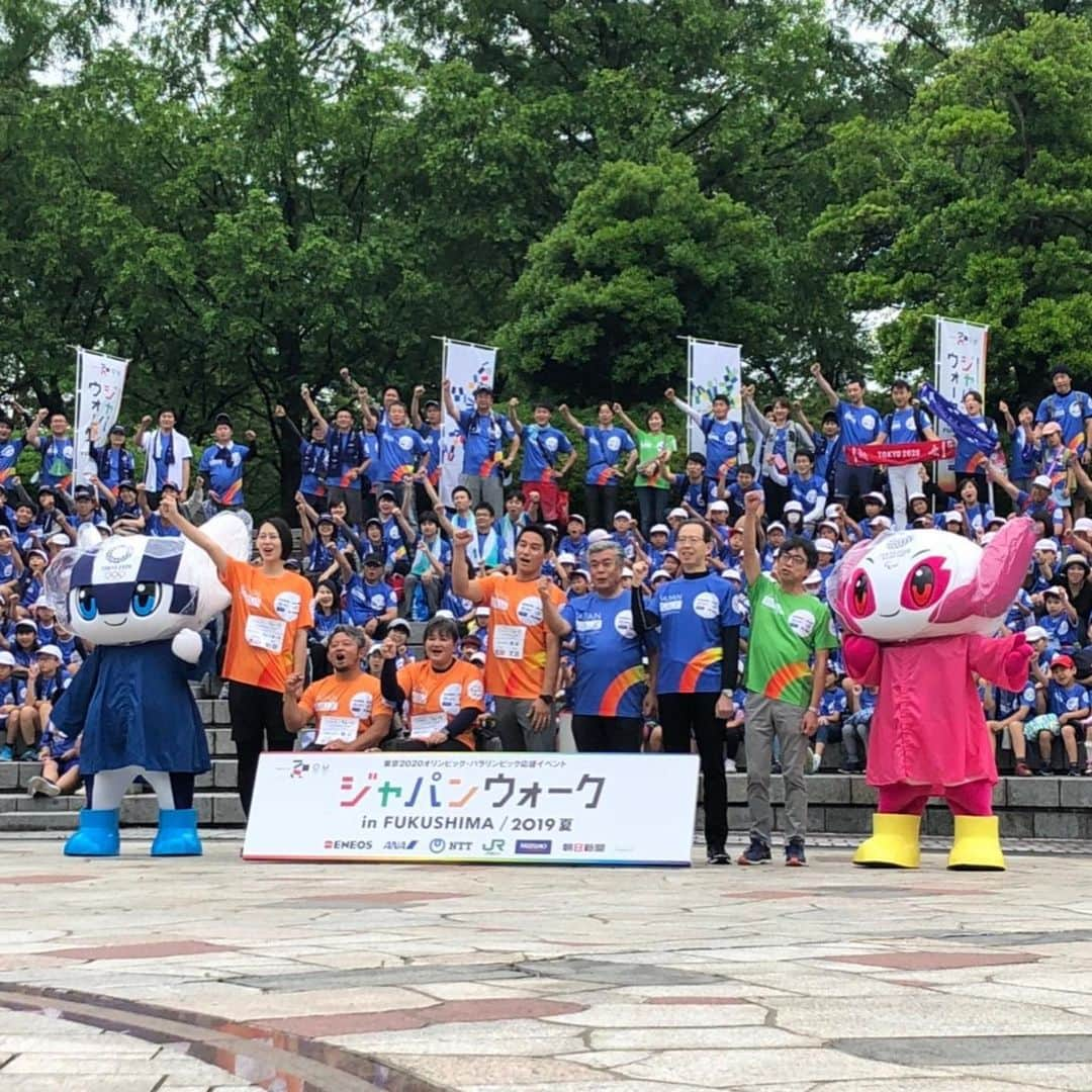 大山加奈さんのインスタグラム写真 - (大山加奈Instagram)「. . ジャパンウォーク in FUKUSHIMA 2019夏に 参加させていただきました‼︎ . . こちらのイベントは TOKYO2020を盛り上げ 障害がある方もない方も 誰もが分けへだてなく 共に暮らす社会を目指すという 趣旨の元開催されている イベントになります。 . . 今回は特別バージョンで 子供達のみの参加でした‼︎ . 一緒に歩いて交流し バレーボールを体験してもらいました‼︎ . バレー以外にも車椅子バスケや ボッチャ、義足体験やVRの体験など もりだくさんなイベントです‼︎ . . わたしも色々体験させてもらい 楽しませてもらいました‼︎ . . ミライトワとソメイティの レインコートバージョン かわいかったー😍💓 . . 今日のイベントを通じて 福島の子どもたちが TOKYO2020を身近に感じ がんばる力に変えてくれたら 嬉しいです‼︎‼︎ . . このあと福岡でお仕事なので 福岡に向かいます✈︎ . .  #ジャパンウォーク #福島 #FUKUSHIMA #TOKYO2020 #朝日新聞 #ENEOS #JR東日本 #ANA  #MIZUHO #NTT #tokyo2020🇯🇵 .  #TOKYO2020応援イベント #ミライトワ #ソメイティ #エネゴリくん」6月22日 14時04分 - kanaoyama0619