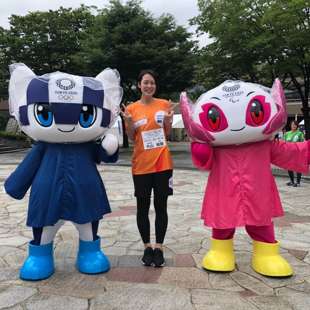 大山加奈さんのインスタグラム写真 - (大山加奈Instagram)「. . ジャパンウォーク in FUKUSHIMA 2019夏に 参加させていただきました‼︎ . . こちらのイベントは TOKYO2020を盛り上げ 障害がある方もない方も 誰もが分けへだてなく 共に暮らす社会を目指すという 趣旨の元開催されている イベントになります。 . . 今回は特別バージョンで 子供達のみの参加でした‼︎ . 一緒に歩いて交流し バレーボールを体験してもらいました‼︎ . バレー以外にも車椅子バスケや ボッチャ、義足体験やVRの体験など もりだくさんなイベントです‼︎ . . わたしも色々体験させてもらい 楽しませてもらいました‼︎ . . ミライトワとソメイティの レインコートバージョン かわいかったー😍💓 . . 今日のイベントを通じて 福島の子どもたちが TOKYO2020を身近に感じ がんばる力に変えてくれたら 嬉しいです‼︎‼︎ . . このあと福岡でお仕事なので 福岡に向かいます✈︎ . .  #ジャパンウォーク #福島 #FUKUSHIMA #TOKYO2020 #朝日新聞 #ENEOS #JR東日本 #ANA  #MIZUHO #NTT #tokyo2020🇯🇵 .  #TOKYO2020応援イベント #ミライトワ #ソメイティ #エネゴリくん」6月22日 14時04分 - kanaoyama0619