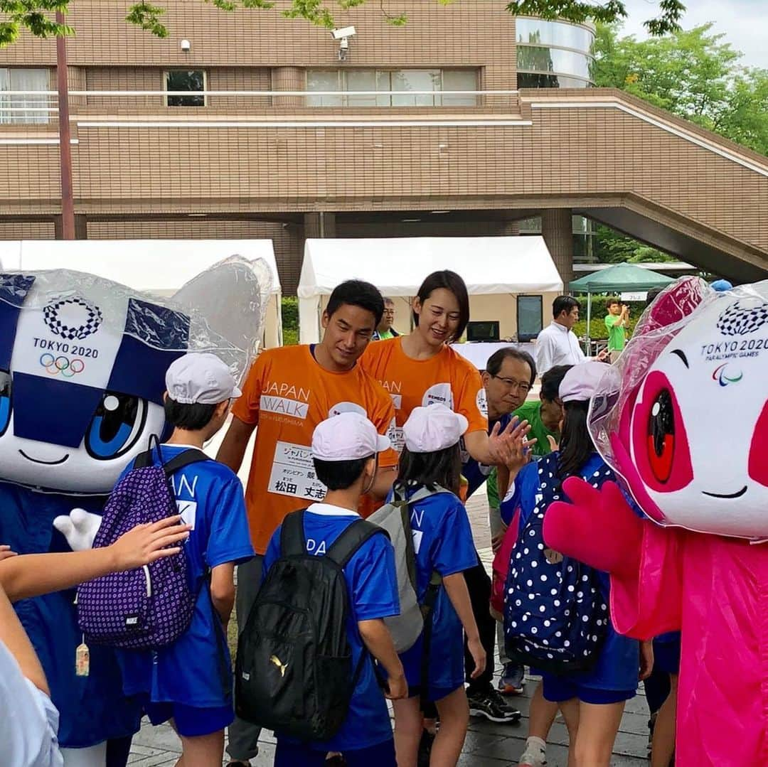 大山加奈さんのインスタグラム写真 - (大山加奈Instagram)「. . ジャパンウォーク in FUKUSHIMA 2019夏に 参加させていただきました‼︎ . . こちらのイベントは TOKYO2020を盛り上げ 障害がある方もない方も 誰もが分けへだてなく 共に暮らす社会を目指すという 趣旨の元開催されている イベントになります。 . . 今回は特別バージョンで 子供達のみの参加でした‼︎ . 一緒に歩いて交流し バレーボールを体験してもらいました‼︎ . バレー以外にも車椅子バスケや ボッチャ、義足体験やVRの体験など もりだくさんなイベントです‼︎ . . わたしも色々体験させてもらい 楽しませてもらいました‼︎ . . ミライトワとソメイティの レインコートバージョン かわいかったー😍💓 . . 今日のイベントを通じて 福島の子どもたちが TOKYO2020を身近に感じ がんばる力に変えてくれたら 嬉しいです‼︎‼︎ . . このあと福岡でお仕事なので 福岡に向かいます✈︎ . .  #ジャパンウォーク #福島 #FUKUSHIMA #TOKYO2020 #朝日新聞 #ENEOS #JR東日本 #ANA  #MIZUHO #NTT #tokyo2020🇯🇵 .  #TOKYO2020応援イベント #ミライトワ #ソメイティ #エネゴリくん」6月22日 14時04分 - kanaoyama0619