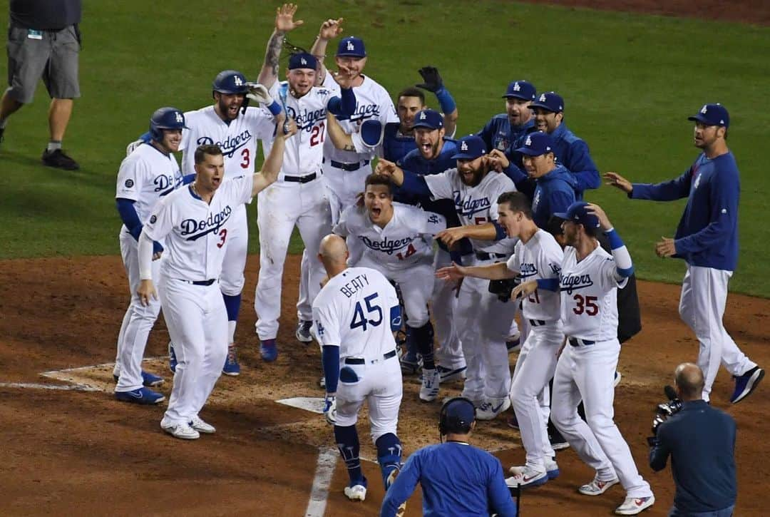 エンリケ・J・ヘルナンデスさんのインスタグラム写真 - (エンリケ・J・ヘルナンデスInstagram)「Walker. Buehler! • Matt. Beaty! #WalkoffsAreFun」6月22日 14時05分 - kikehndez