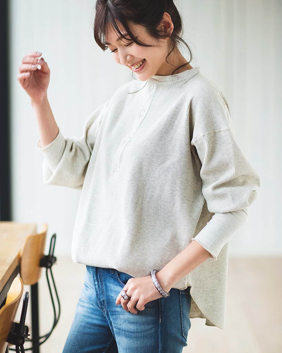 岩上陽子のインスタグラム：「ワンマイルコーデも更新して、 梅雨のおうち休日も楽しく🏘* kokode.jp💻* *  #STORY #セレSTORY #光文社 #kokode #kokodejp * * * #outfitoftheday#mamalife#きれいめカジュアル#普段着コーデ#ワッフルt#普段着#ボーダー#休日コーデ#大人カジュアル#おうちファッション#オトナ女子#ママコーデ#ママファッション#子育てママ#アラサーママ#アラフォーママ#アラフォー#アラサー#ワンマイルウェア#デニムコーデ#おだんご#おだんごヘア」