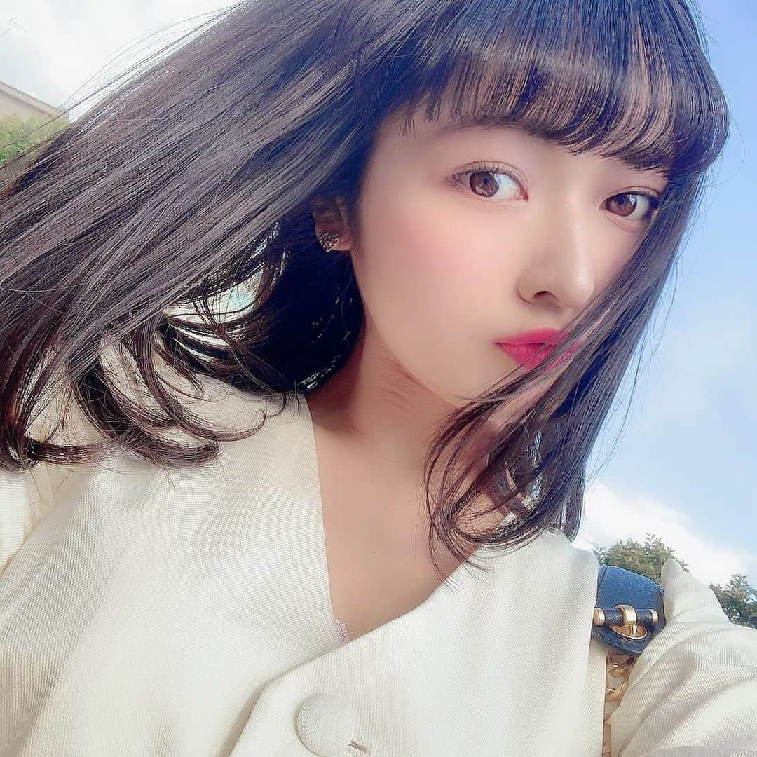 北村真姫さんのインスタグラム写真 - (北村真姫Instagram)「「こういう時に…☔」﻿ ﻿ ﻿ おはようございます🌞﻿ もうお昼か…﻿ 最近一日が過ぎるの早い気がする。﻿ だからこそ一日一日大切にしなきゃなって。﻿ ﻿ 最近ずっと晴れていたのに﻿ こういう時に限って雨…☔☔☔﻿ ﻿ 雨女ではないのに。。﻿ ﻿ ﻿ #雨 #雨女ではない #土曜日 #休み #電車 #混んでる #白 #白ワンピ #黒髪 #girl #土日 #お出掛け #濡れる #晴れて #まきてぃ #北村真姫 #いいね歓迎 #いいね返し #サッカー #野球 #観戦 #サッカー観戦 #野球観戦 #どちらも #雨だと嫌だね」6月22日 12時33分 - kitamura__maki