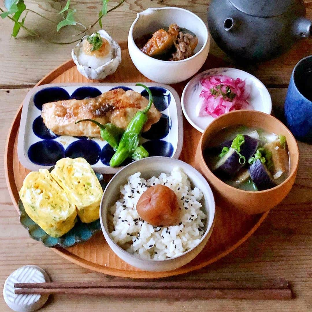 ひろσ(´～｀*)さんのインスタグラム写真 - (ひろσ(´～｀*)Instagram)「☆ 🍴しいらのバター醤油ソテー 🍴あおさいりだし巻き 🍴なめたけおろし 🍴かぼちゃのそぼろあんかけ 🍴紫玉ねぎのマリネ 🍴なす、わかめ、厚揚げのお味噌汁 🍴ロウカット玄米 🍴自家製さしす梅 ． ． 先週から用事も多く 👨🏻体重が増えてきたので とうとう糖質制限開始😆 なかなか投稿できない日が 続いてます🙈 ． ． 👨🏻激しい運動できないし 年齢のせいもあってか お付き合いが続くと辛い感じで🐽 食事量やカロリーは 普段から気をつけていたし お菓子とか甘いものも  ほとんど食べてないので 最後の神頼み的な感じでありながら💦 思うような効果出るのか 半信半疑ですが😝 とりあえず かぼちゃ&玄米は少ししか 食べさせてません😂 ． ． そんなこんなで しばらくはさらにゆるゆる になるかと🙇🏻‍♀️ こんな状態なのに いつも見てくださって ありがとうございます😘 ． ． 地震被災された方はもちろん 雨に高温と辛いことが多いですが どうぞお体に気をつけて お過ごしくださいね🙏🏻💕 ． ． ・・・・・・・・・・・・・・・・・・ #常備菜#作り置き #つくりおき#フーディーテーブル#igersjp#ランチ#ごはん#おうちごはん#おうちカフェ #iegohanphoto#wp_deli_japan#器#器好き#うつわ#うつわ好き#こないだのごはんシリーズ#タベリー#手作りごはん#マカロニメイト#昼ごはん#昼ご飯#まごわやさしい#シモヤユミコ#一翠窯 #小澤基晴 #加藤益造」6月22日 12時49分 - hiro71111