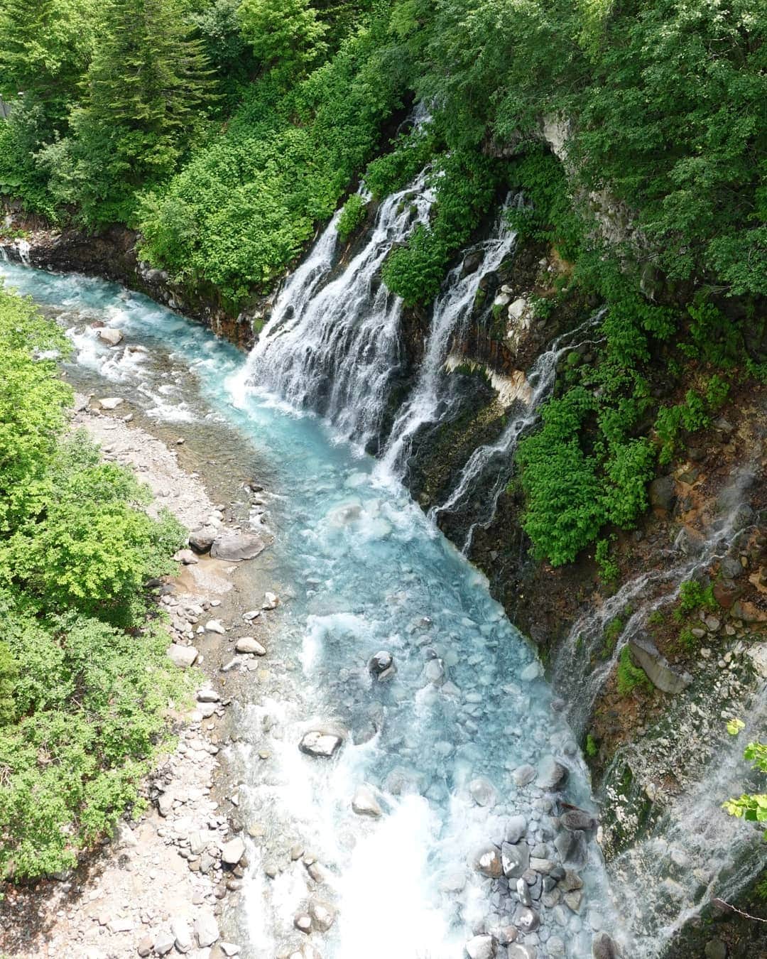 茶乃さんのインスタグラム写真 - (茶乃Instagram)「2019/06/22 私は滝が好きだから、こっちがメインでした😌本当に晴れて良かった😆 * #美瑛 #白ひげの滝」6月22日 12時41分 - chanoiro