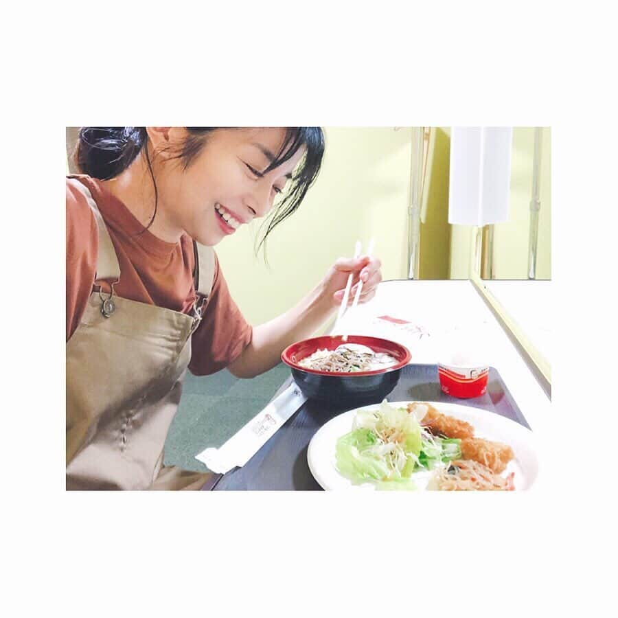 三倉佳奈さんのインスタグラム写真 - (三倉佳奈Instagram)「冷やしとろろ蕎麦&唐揚げ。 夏は冷たい麺いいね🍀  #todayslunch #あなたの番です」6月22日 12時45分 - kana_mikura0223