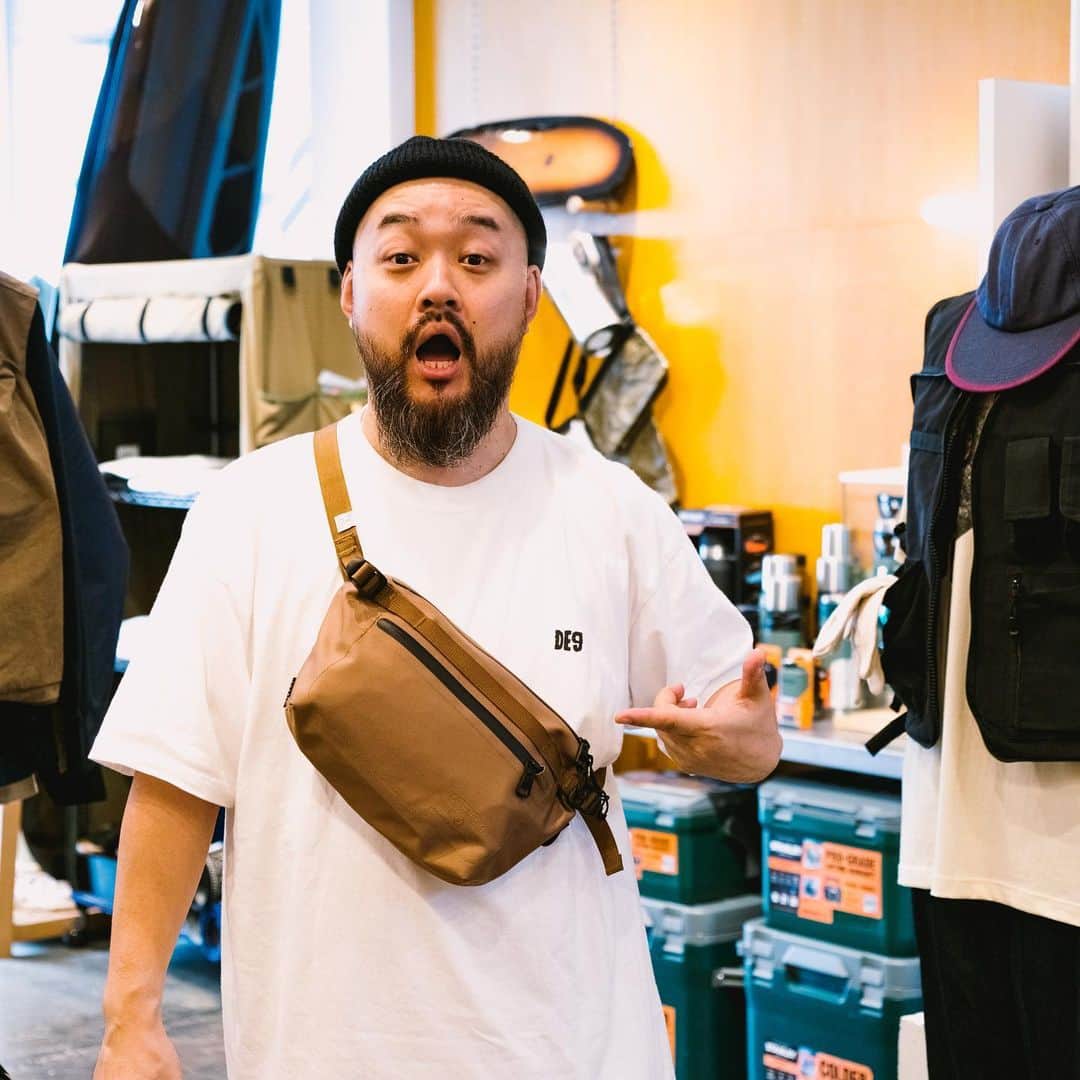 UNBY GENERAL GOODS STOREのインスタグラム：「昨日は、われらがUNBY CREWの @groovemanspot さんが遊びに来てくださいました！実はGAGLEのみなさんやJAZZY SPORTのDJの方たちの @as2ov 使用率がすごく高いのです🙇‍♀️groovemanspot さんと @mitsu_the_beats さんが来てくださった1周年イベントもなつかしい、来年、原宿店は5周年。なにか楽しい感謝祭にしなくてはなりませんね💪 そうそう、UNBYでかけているBGMに、groovemanspot さんの曲があるのですが、ご本人滞在中に偶然かかりまして「なあんか恥ずかしいねぇ！」なんておっしゃっておられました😂 いつも素敵に使ってくださっています！groovemanspot さんが選ぶ曲、選ぶ曲、センスよすぎて震えます😭また遊びに来てください！」