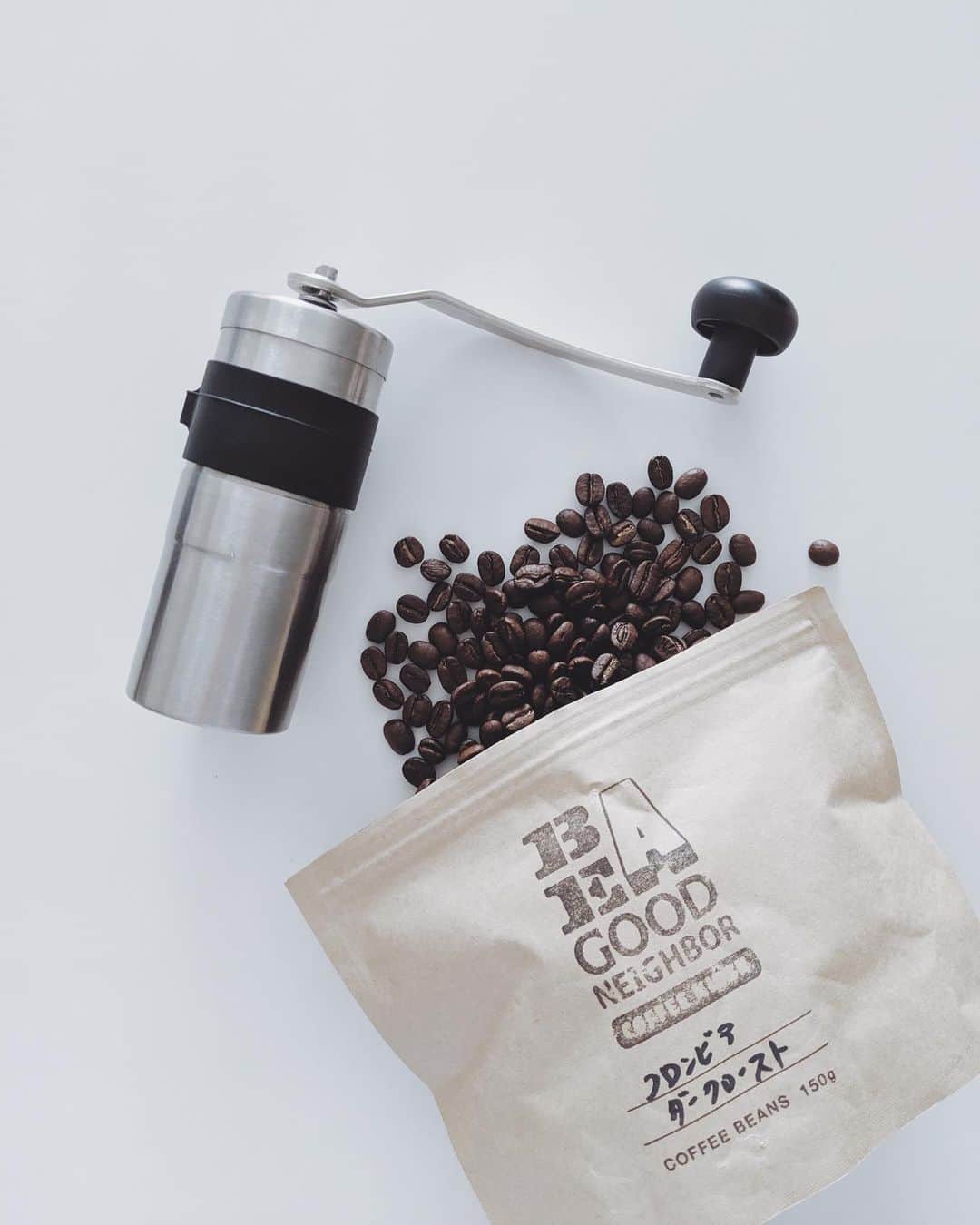 のインスタグラム：「Good morning☀︎ Good coffee☕︎﻿﻿ ﻿﻿ ﻿ ﻿ ここ数ヶ月ドリップコーヒーにはまっている。ポーレックスの小さいミルで無心で豆をゴリゴリやるのも楽しい。﻿﻿ ﻿﻿ Be a good neighbor coffeeの豆は夫が買ってきてくれたやつ。ミルクと相性◎ ブラックも飲めるようになってきたけど、やっぱりわたしのだけホットミルクいれちゃうな🥛﻿﻿ ﻿ ﻿ ところで皆さんたくさんのご質問ありがとうございます🙏（ストーリーズ参照）﻿ ﻿﻿ ﻿﻿ #coffee#dripcoffee#porlex#porlexmini#coffeebeans#beagoodneighbor#shotonpixel3﻿」