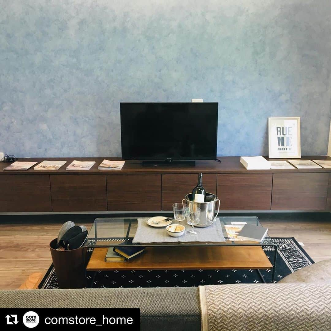 晃栄住宅さんのインスタグラム写真 - (晃栄住宅Instagram)「#Repost @comstore_home with @get_repost ・・・ 【株式会社 晃栄住宅様 オープンハウスのお知らせ 】﻿ ﻿ 本日と明日の二日間、日置市妙円寺団地で晃栄住宅様のオープンハウスが行われています。﻿ 私達、comstoreも少しばかりステージングのお手伝いをさせていただきました。リビングの壁もポーターズペイントのフレンチウォッシュで塗装しています。﻿ ブルックリンスタイルのとても素敵なお家です。﻿ お時間のある方はぜひ、足を運んでみてください。﻿ ﻿ 場所  日置市妙円寺団地3-70-3﻿ 時間  10時〜17時﻿ http://www.kouei.net﻿ ーーーーーーーーーーーーーーーーーーーーーーー﻿ comstoreにお車でお越しのお客様へ﻿ お店のある食品雑貨流通センター3Fのスロープは一方通行となっております。お帰りの際は、お店を出られて右側のスロープのご利用をお願いいたします。﻿ ーーーーーーーーーーーーーーーーーーーーーーー﻿ #comstore #コムストア #晃栄住宅 #オープンハウス #インテリア #家具 #ディスプレイ #ポーターズペイント #r＿toolbox  #鹿児島 #暮らしを楽しむ」6月22日 12時56分 - kouei_jutaku