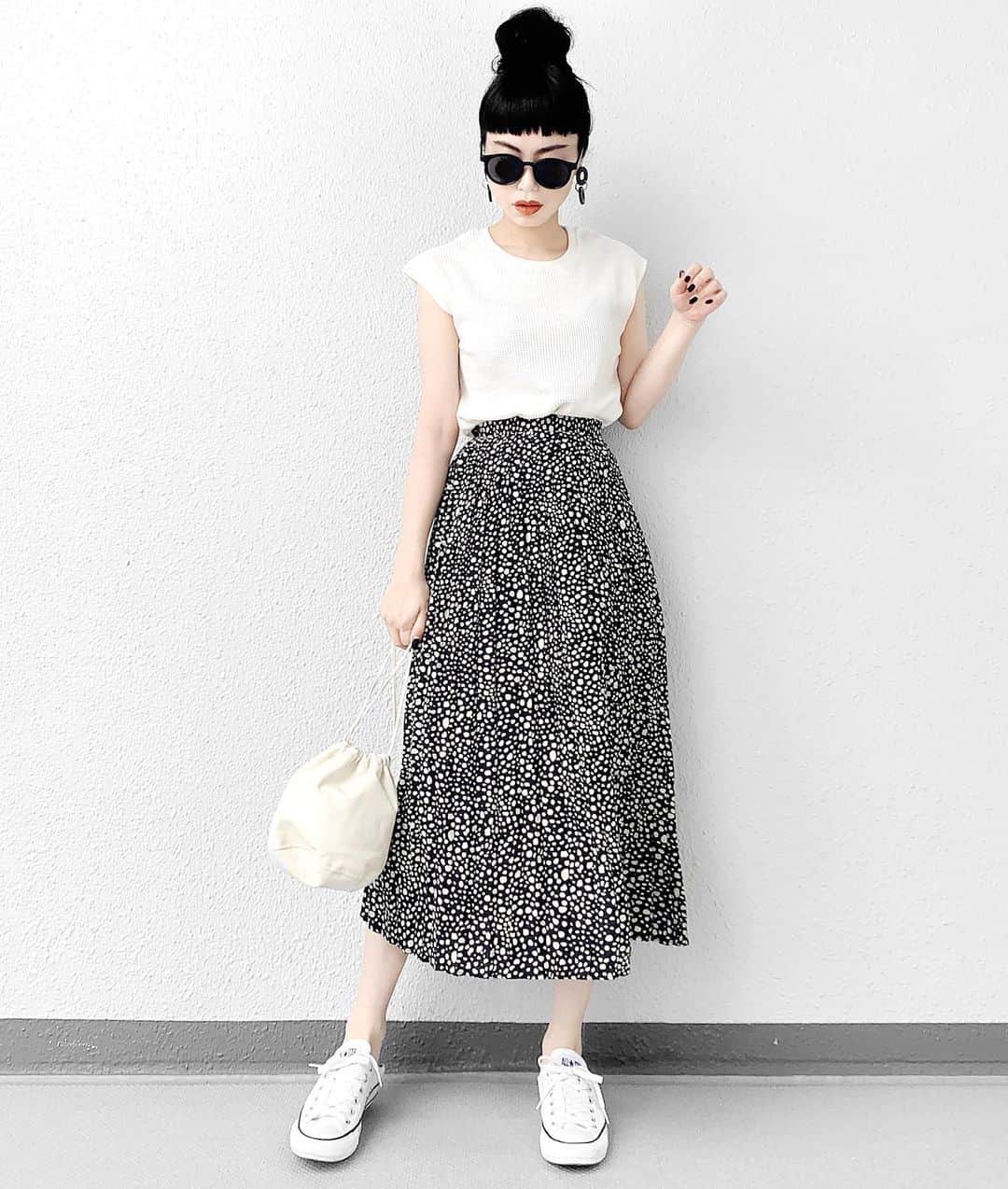 lve_xxxxのインスタグラム：「.﻿ .﻿ 上下共にお財布👛に優しい﻿ 大好きshop🛒 コーデ﻿ ﻿ @chaco_closet__official﻿ ﻿ ☑︎ワッフルフレンチスリーブ半袖T﻿ ﻿ 肌触りが良いワッフル地で﻿ シルエットもピタッとしてないので﻿ 着心地も抜群🙆‍♀️﻿ ﻿ ☑︎ プリーツ Aライン ロングスカート﻿ ﻿ バックウエストがゴムになってて﻿ 締め付け感なく💯﻿ ﻿ 広がりすぎないプリーツが﻿ Iラインシルエットで脚長効果◎﻿ ﻿ お値段以上のアイテムが﻿ 揃うので日々チェックしてます🔍﻿ ﻿ bagとsunglassesは﻿ @lveu.official の商品となります☺︎﻿ ﻿ －－－－－－－－－－－－－－－－－－﻿﻿﻿﻿﻿﻿﻿﻿﻿﻿﻿﻿﻿﻿﻿﻿﻿﻿﻿ ﻿﻿﻿﻿﻿﻿﻿﻿﻿﻿﻿﻿﻿﻿﻿﻿﻿﻿﻿ item詳細(ブランド・サイズ等)に﻿﻿﻿ 関しましては﻿﻿﻿﻿﻿﻿﻿﻿﻿﻿﻿【WEAR】を﻿﻿﻿ ご参照くださいませ🙇‍♀️♡﻿﻿﻿﻿﻿﻿﻿﻿﻿﻿﻿﻿﻿﻿ ﻿﻿﻿ WEAR ： lvexxxx ﻿ ﻿﻿﻿ －－－－－－－－－－－－－－－－－－﻿﻿﻿ ﻿﻿」