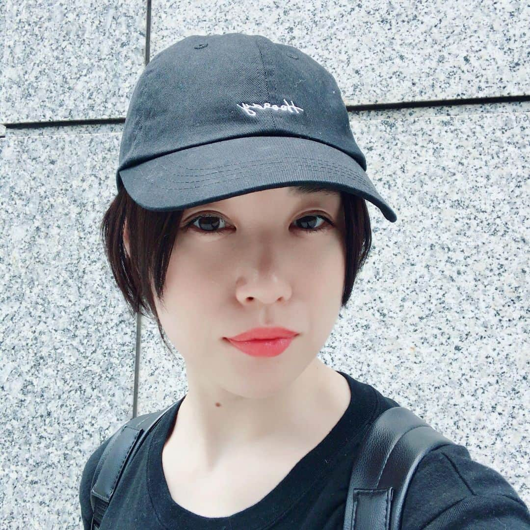 瀬稀ゆりとのインスタグラム：「「黒キャップ×赤リップ」 最近お気に入りの組み合わせです🧢×💄 . . そして…今日はレッスンのお知らせをさせて下さい。. . 7月15日 Grant Sienneさんにてジャズダンスレッスン. 7月18日・21日 シアターダンスハヤブサさんにて代講レッスン をさせて頂きます✨ . 詳細はスタジオホームページにて確認して頂けると嬉しいです💕 皆さまのお越しをお待ちしております！ . 「Black cap×Red lipstick」 My fav combination ! Have a good weekend🌸 . . #黒キャップ #cap #赤リップ #lip #ダンスレッスン #dance」