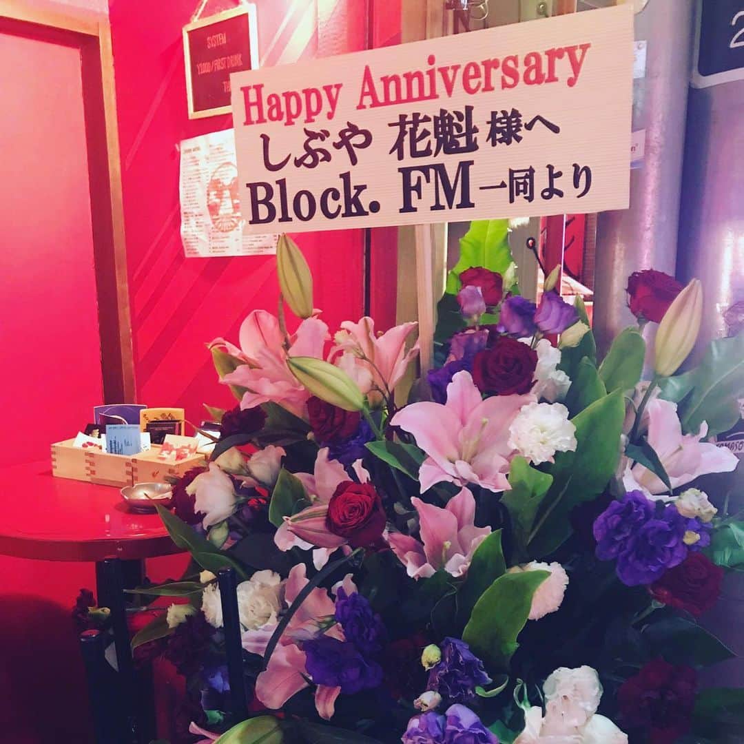 川村由紀さんのインスタグラム写真 - (川村由紀Instagram)「仕事の合間にベランダで黄昏たり、頂いた祝い花をいけかえたり…時間と時間の隙間を見つけて情緒を描くようにしないと、きっと自分が壊れちゃう…🤤🤕 そして今日から「FKG」始動！（心の中では）」6月22日 13時16分 - yukikawamura821