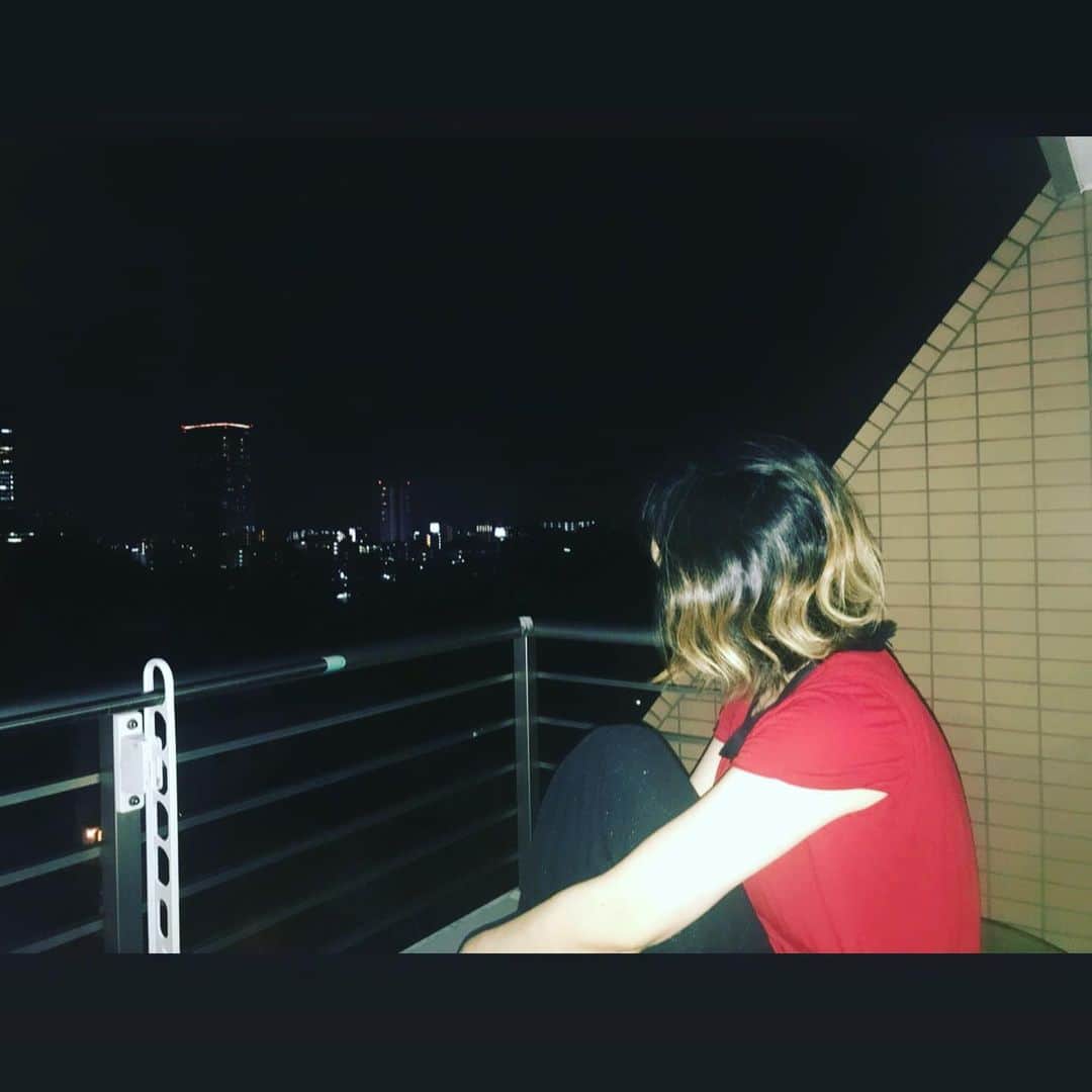 のインスタグラム：「仕事の合間にベランダで黄昏たり、頂いた祝い花をいけかえたり…時間と時間の隙間を見つけて情緒を描くようにしないと、きっと自分が壊れちゃう…🤤🤕 そして今日から「FKG」始動！（心の中では）」