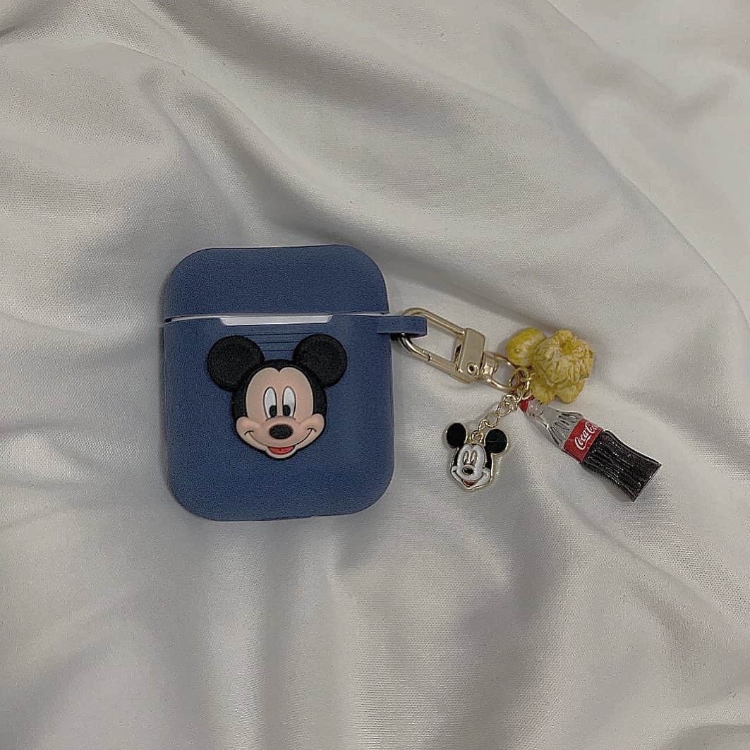 前田亜美のインスタグラム：「. . ずっと欲しかったmickeyケース。. . これが欲しくてAirPodsが欲しかったもん笑. . . #AirPods #AirPods2 #AirPodsケース #ミッキーケース #Disney」