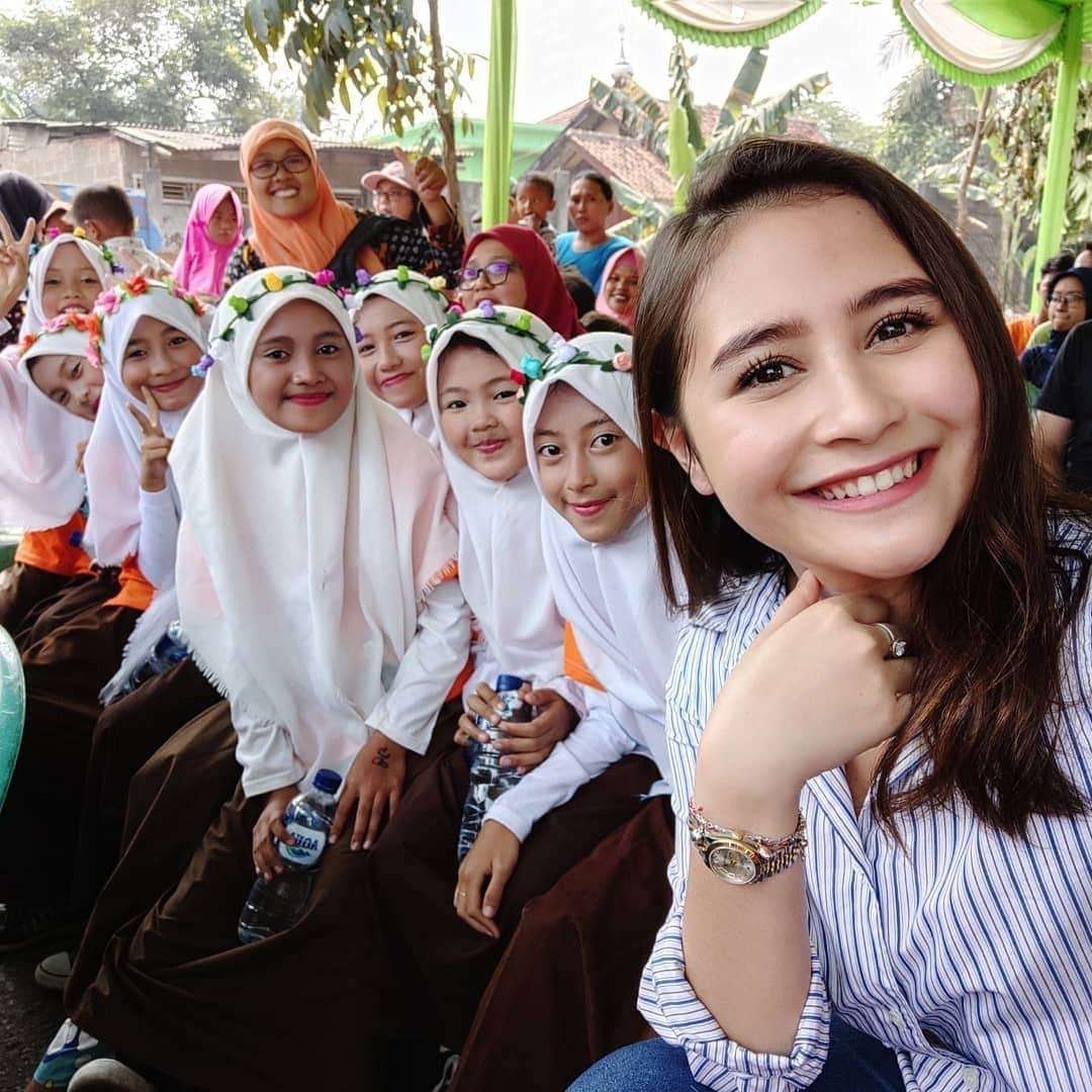 Prilly Latuconsinaさんのインスタグラム写真 - (Prilly LatuconsinaInstagram)「Tebak aku dimana?? Kalau kalian liat foto ini pasti kalian gak nyangka kalo aku ada di Bantar Gebang! Yup! Aku lagi mampir ke Sanggar BGBJ di Bantar Gebang! Satu kata buat sanggar ini "AMAZING" sanggar ini mewadahi bakat anak-anak Bantar Gebang yang luar biasa. Disini mereka bisa belajar musik, nyanyi, menari, gambar, membuat prakarya, olahraga dan juga belajar bahasa Inggris. Senang sekali bisa mampir, next time aku mau mampir dan ngajar ahhh kira-kira cocoknya aku ngajarin apa??」6月22日 13時27分 - prillylatuconsina96