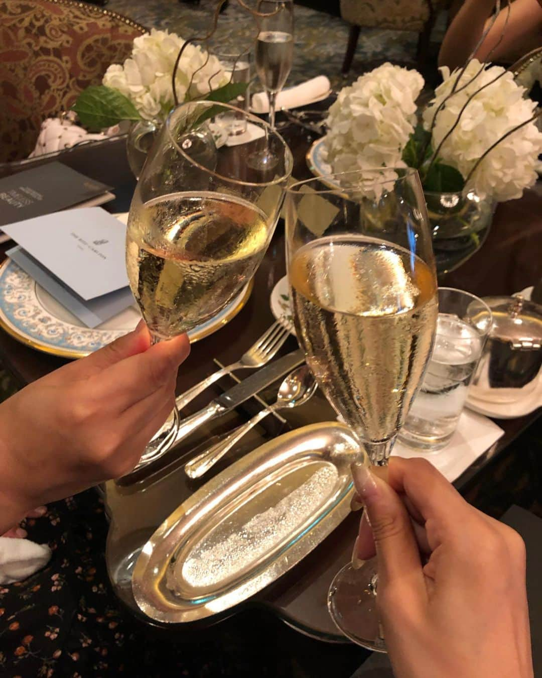 Yuika Matsuさんのインスタグラム写真 - (Yuika MatsuInstagram)「. . . ご招待いただき @ritzcarlton.osaka で 7月1日から始まる#アフタヌーンティー の お披露目会に行ってきました❤︎ . . 今回の アフタヌーンティー では 世界の王室👑 が使用しているスイス発の ラグジュアリーブランド「 #ラプレリー 」から インスピレーションを受けて作られた  スイーツ を楽しめるの 💙 . . 見た目はもちろん、ラ・プレリー にちなんで キャビア、トリュフ など贅沢な食材を 使用✨ 上品な 午後のひとときを過ごせます ✨ . . このアフタヌーンティー は 7月1日~8月31日まで 提供されますよ❤︎ . . . . . . #ザリッツカールトン大阪 #リッツカールトン大阪  #theritzcarltonosaka #laprairie #ラプレリー #スパ #美容  #アフタヌーンティー #アフタヌーンティーセット  #ザロビーラウンジ #ロビーラウンジ」6月22日 13時29分 - yuika00802