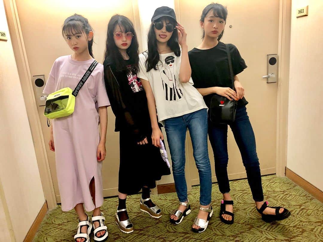 ニコ☆プチのインスタグラム：「☺︎🌈 はわいおふしょ。 私服しょっとだよ😚♥️ みんな毎日めっちゃおしゃれ~~🎶 . . みさきはお気に入りのくまさんとずっと一緒🧸💘 4人のトランクの中身も紹介しているので、 ぜひ誌面でチェックしてみてね🥰 #ニコプチ  #ハワイ  #入江美沙希  #高比良由菜  #関谷瑠紀  #中山あやか  #荷物の詰め方で性格まるわかり」