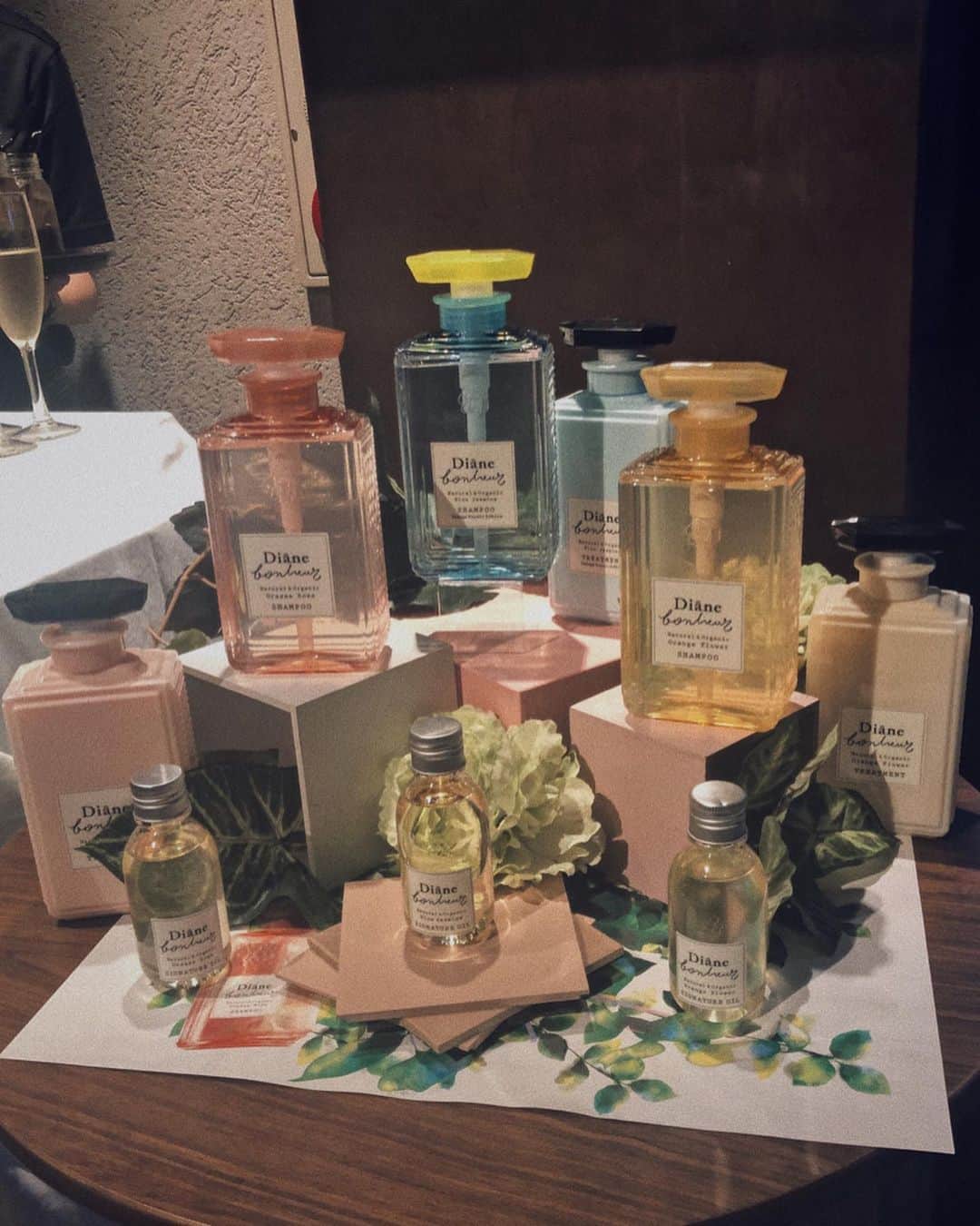佐野真依子さんのインスタグラム写真 - (佐野真依子Instagram)「ダイアンボヌールの コラボカフェイベントに 参加させていただきました❤︎ ダイアンボヌールの魅力がたっぷり 詰まったわくわくする空間に 美味しいヘルシーなメニューがたくさん👏 ロイヤルガーデンカフェ青山で開催されている 6/22〜7/6までの限定コラボカフェです☕️ ダイアンボヌールは使い心地や香りがいいのはもちろんパッケージが オシャレでお風呂に置くだけで うれしい気持ちになるシャンプー🧴❤︎ #ダイアンボヌール #dianebonheur #ファーミングシャンプー #オーガニック #グラースローズ #オレンジフラワー #ブルージャスミン #ロイヤルガーデンカフェ青山 #コラボカフェ #sponsored @dianebonheur」6月22日 13時36分 - sanomaisanomai